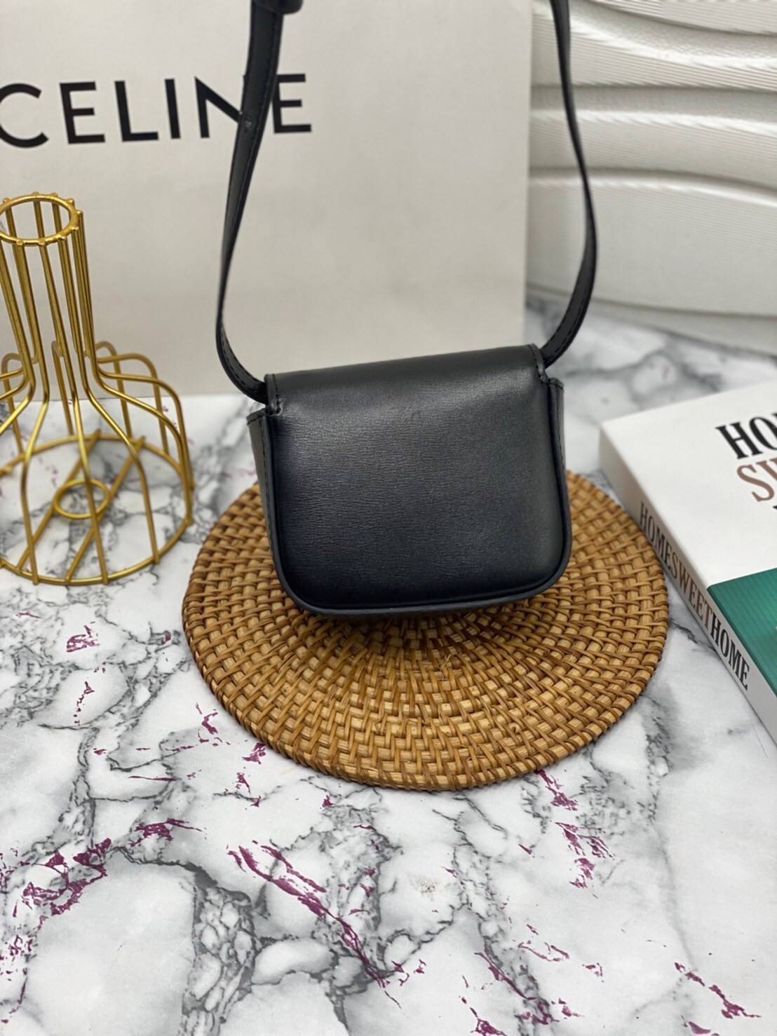 หนังแท้ CELINE MINI TRIOMPHE IN TRIOMPHE CANVAS AND CALFSKIN ใบเล็กน่ารัก งานหนังแท้ทั้งใบ กระเป๋ามินิทรงชิค ดีไซน์รูปกล่องสุดแสนมินิมอล สามารถสะพายแบบ Crossbody และยังเป็น Belt Bagได้อีกด้วย แบบไม่มีตกยุค ด้านหน้าโดดเด่นด้วยโลโก้สีทอง เป็นอีกหนึ่งตัวเลือ