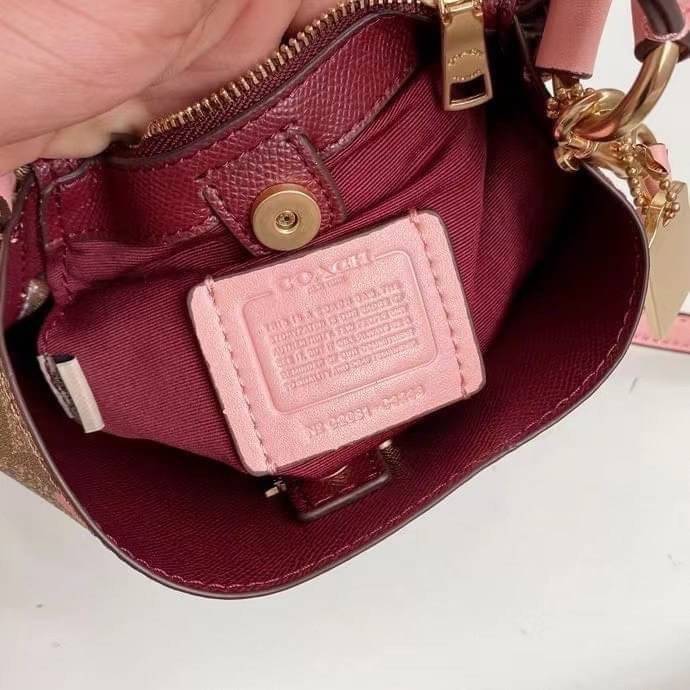 OUTTLET 】COACH SMALL TOWN BUCKET BAG IN SIGNATURE WITH Heart floral print สำหรับสาวแฟชั่นที่ชอบรายละเอียดชิคๆ ดีไซน์สุดเก๋ แนะนำเลยสำหรับกระเป๋าทรงบักเก็ตใบนี้ เชื่อว่าสาว ๆ หลายคนชื่นชอบ เป็นไอเทมที่สามารถแมทช์ได้กับเสื้อหลากหลายสไตล์ บรรจุของได้เยอะโดยท