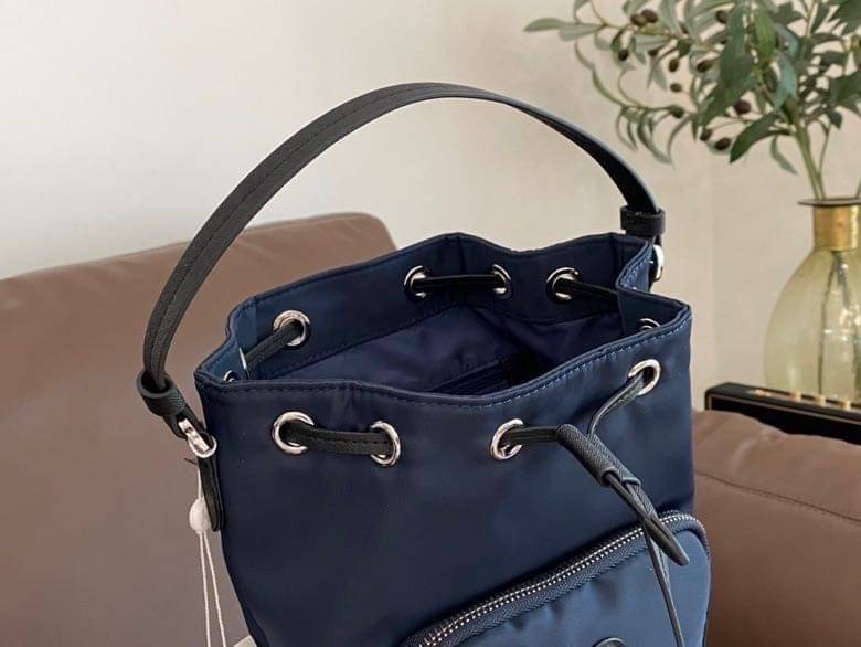 Tory Burch Virginia Nylon Bucket Bag / Tory Burch logo-plaque bucket bag กระเป๋าสะพายทรงบัคเก็ต เปิด-ปิดหนังรูดปากกระเป๋า มีหูหิ้วในตัว คล้องแขนเก๋ๆ ภายในเป็นช่องโล่ง มีช่องย่อย ใส่ของสำคัญจุกจิกได้ มีสายครอส จะสะพายไปไหนก็ได้ทุกโอกาส สวยเลิศทุกสี พร้อมส่