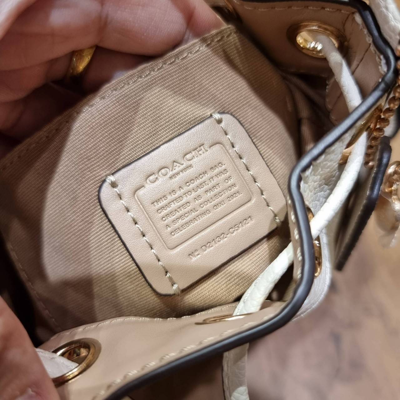 COACH C5121 DEMPSEY 15 DRAWSTRING MINI BUCKET BAG น้องคนสวยมาใหม่จ้า รุ่นใหม่กริ๊บ!! ยังไม่เข้าช็อปไทย ละมุนคุณหนูต้องมาแล้วแหละ กระเป๋าทรงถังไซส์มินิ ใช้งานง่ายด้วยการรูดหนังปิดรอบปากกระเป๋า ทุกอย่างลงตัวที่สุด!! มาพร้อมตัวห้อยรูปหัวใจสีทองกุ๊กกิ๊ก น่ารั