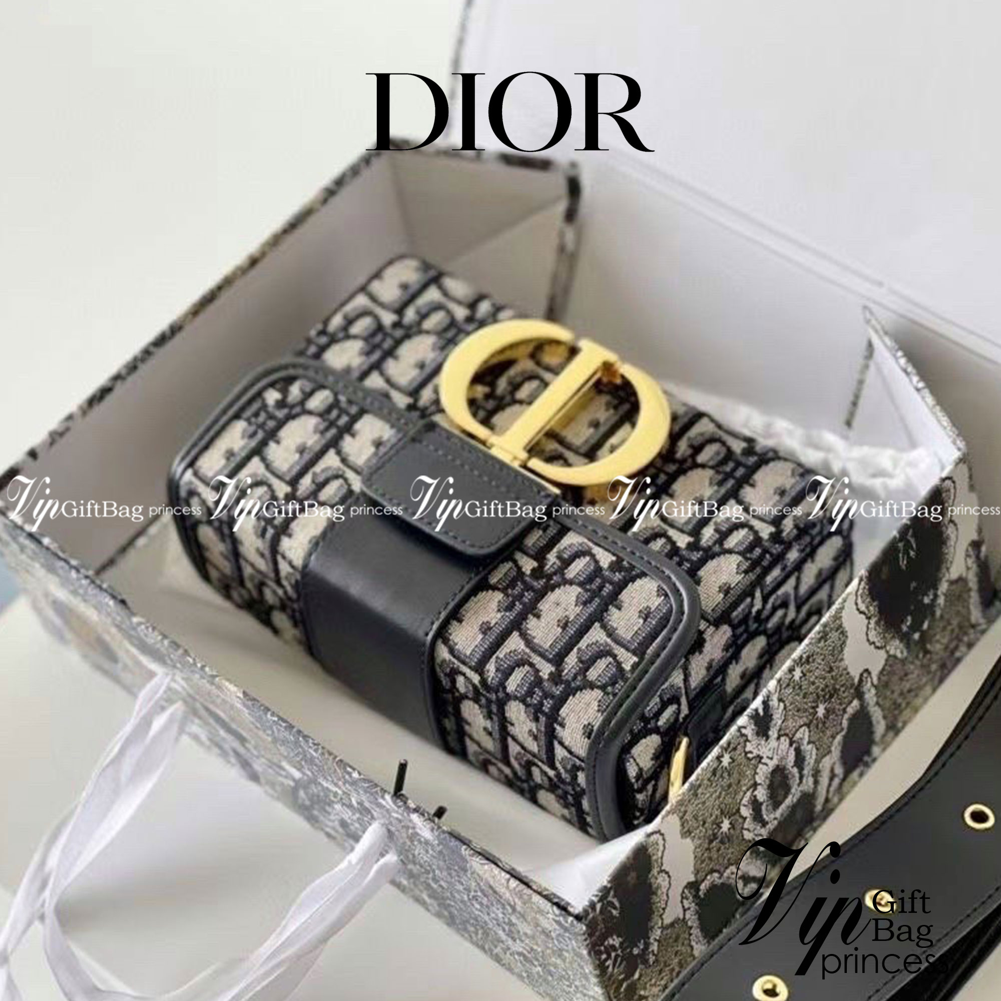 DIOR MINI BAG 7" กระเป๋าสะพายทรงกล่องเปิดหน้า แต่งอะไหล่CD ด้านหน้า มาพร้อมสายสะพายสามารถปรับระดับได้ ทรงสี่เหลี่ยมหนังเรียบสวยหรูอยู่ทรง ภายในโล่งมีโลโก้สามารถใส่มือถือของใช้จุกจิกได้ มาพร้อมถุงผ้ากล่องแบรนด์ รุ่นตามหานะคะ กำลังฮิตสุดๆ ภาพถ่ายจากสิน