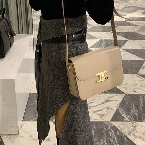Celine MEDIUM TRIOMPHE BAG IN SHINY มีรูปทรงเป็นกล่องคล้ายกับกระเป๋า Classic Box แต่มีการออกแบบโลโก้ที่สะดุดตาแบบวินเทจ ด้วยดีไซน์ที่ดูโฉบเฉี่ยว แต่คงความคลาสสิคอย่างเต็มเปี่ยม ทำให้เป็นที่ดึงดูดความสนใจของสาวๆ สายสะพายสามารถปรับระดับได้ มีความคล่องตัวในก