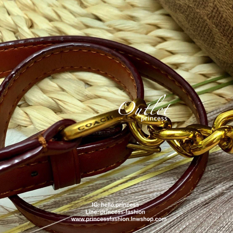 COACH SIGNATURE CROSSBODY BOX BAG ((F31208)) 🔺สินค้าขายดี กระเป๋าสะพายวัสดุหนังแท้ จาก coach factory outlet หนังนิ่ม ทรงสวย ตัวกระเป๋าลายแบรนด์ ตัดขอบหนังเรียบได้สวยงามค่ะ ด้านหน้า-หลัง มีช่องสำหรับใส่ของ เปิดปิดกระเป๋าแบบซิป ที่จับเป็นพวงหนังอะไห