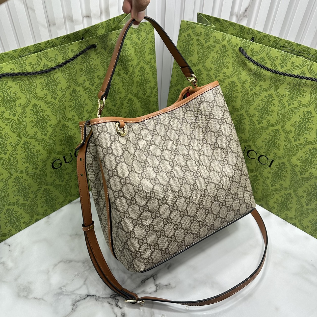 10" ORI หนังแท้ | Gucci GG Emblem Medum bucket bag กระเป๋าสะพายทรงบัคเก็ตใบใหญ่ คอลใหม่ตีความประวัติศาสตร์แห่งความสง่างามและงานฝีมือของแบรนด์ขึ้นใหม่