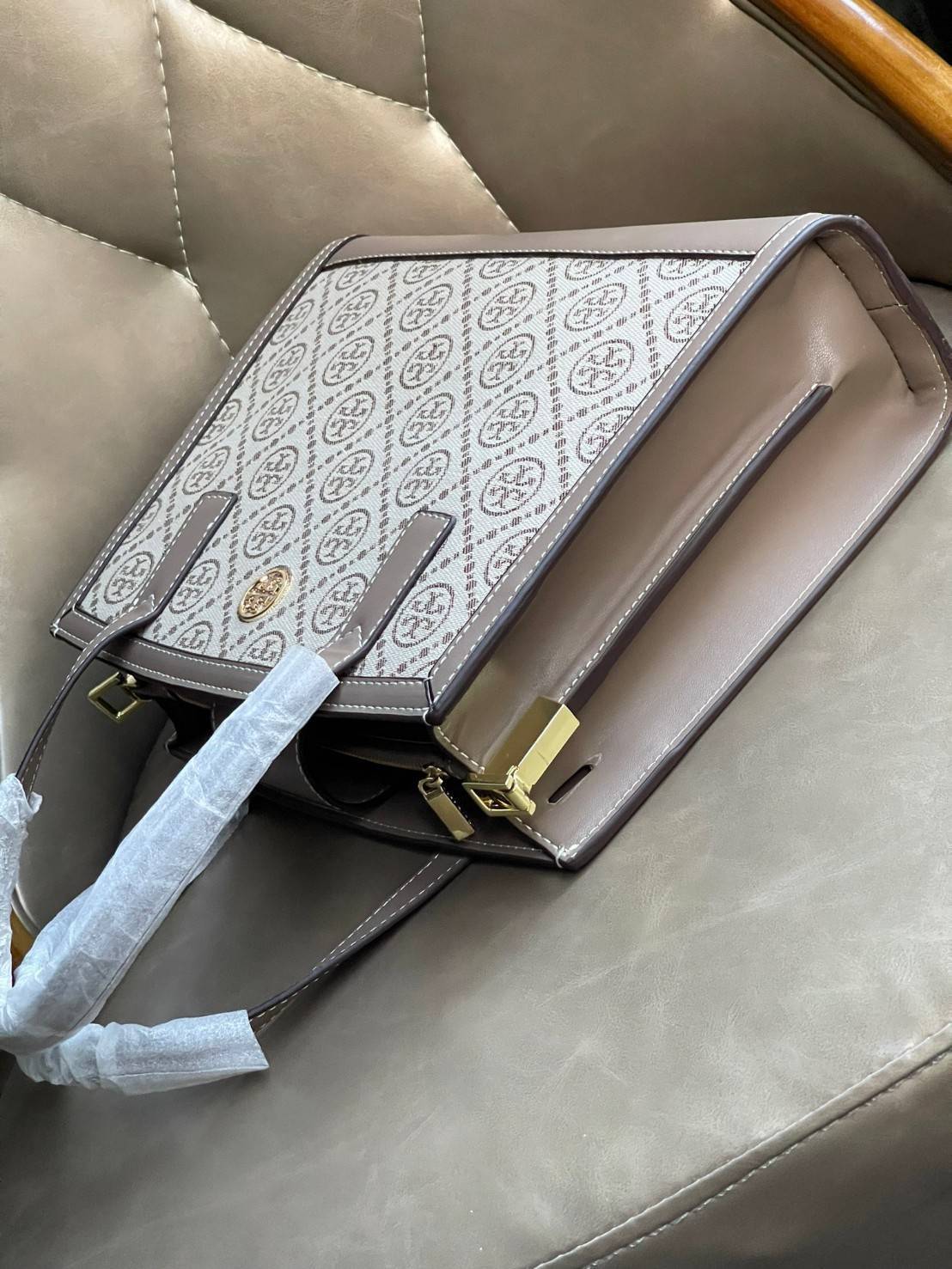 Tory burch T monograme Walker small sacthel คอลเลกชั่นนี้เป็นกระเป๋าที่ตอบโจทย์สาววัยทำงานอย่างมาก ใช้เป็น Everyday Bag สำหรับสาว ๆ เหมาะกับการใช้งานทุกช่วงเวลา ลวดลายของ T Monogram สุดคลาสสิก ตกแต่งขอบด้วยหนัง ยังจุของได้เยอะตอบโจทย์สาว ๆ ที่มีของใช้ส่วน