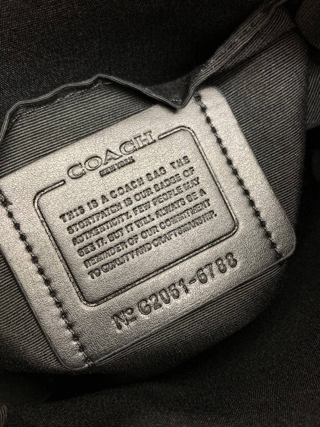 รุ่นที่คุณผู้ชาย2021 ต้องมีค่ะ💥 COACH 6788 EDGE STRADDLE SHOULDER BAG พร้อมส่งที่ไทย น่าใช้มากๆค่าา🔥 กระเป๋าสะพายแบบครอสบอดี้ร์ ทรงสวย หนังแท้นิ่มอย่างดีค่ะ ด้านหน้ามีช่องซิปซ่อนให้หนึ่งช่องนะคะ เปิดปิดช่องหลักแบบซิปคู่ภายในลึก ใส่ของจำเป็