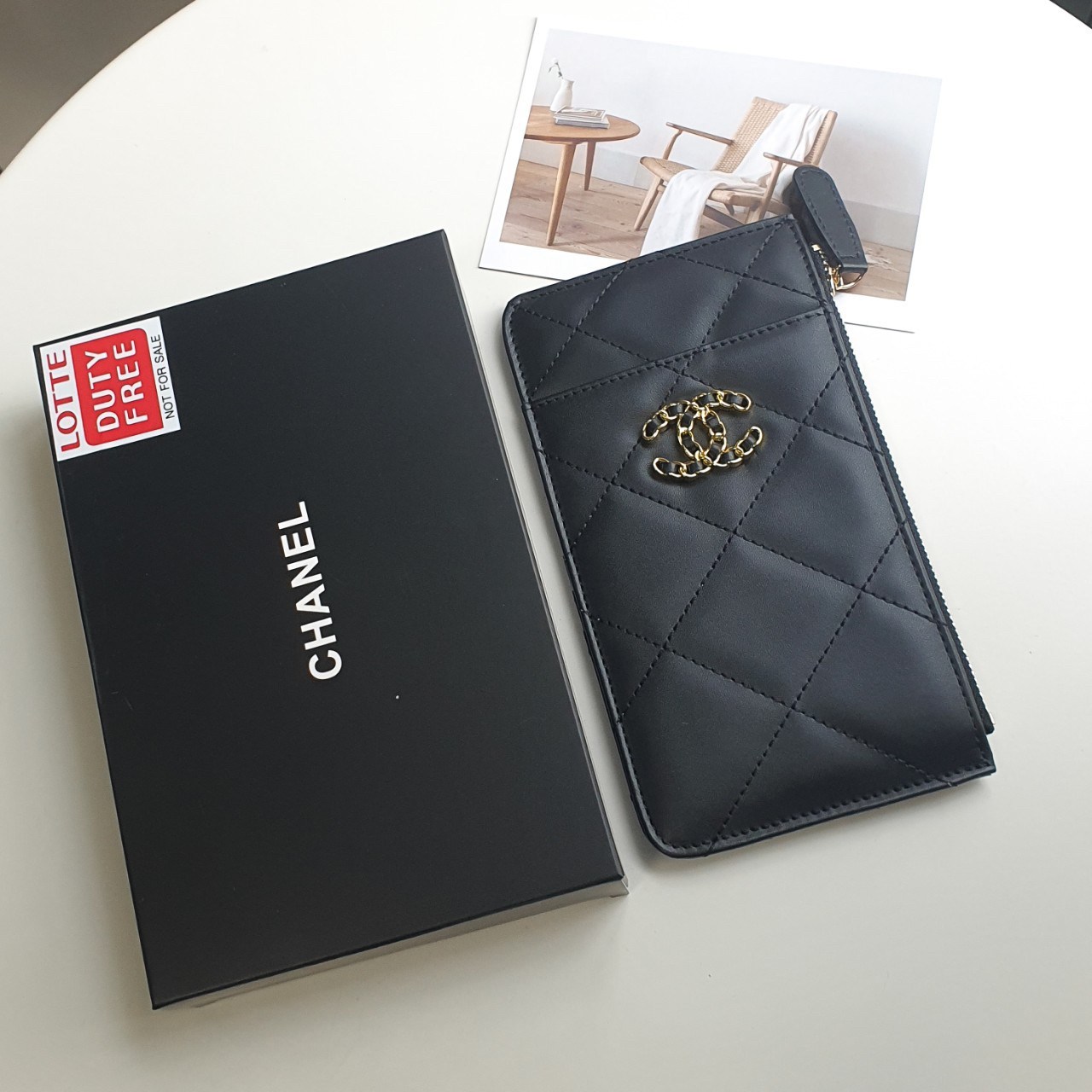 VIP 】รุ่นใหม่ล่าสุด 🎁 พร้อมส่งที่ไทยค่าา จุเงินได้เต็มกระเป๋า♡♡ แนะนำรุ่นนี้เลยคะ งานพรีเมี่ยมกิ้ฟท์จากเค้าเตอร์ต่างประเทศ กระเป๋าสตางค์ทรงสวย สะดุดตา หนังสัมผัสลายด้าน จากแบรนด์ CHANEL (GWP) ด้านหน้ามีโลโก้แบรนด์ CC สีทองหรู มีช่องซ