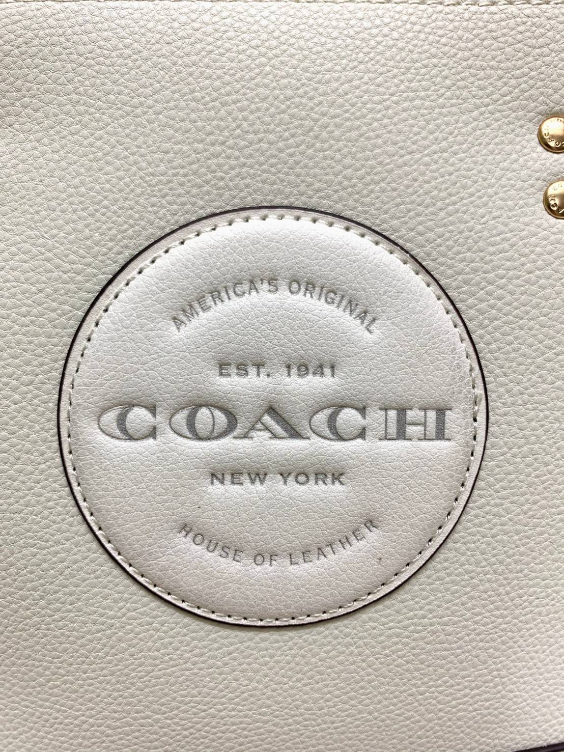 ใหม่ล่าสุด อดใจยังไงไหว COACH Dempsey Field Tote 22 C5268 โทนสีขาวล้วน ดำล้วน สุดคลาสสิก พร้อมส่งความสวยที่ไทยค่ะ! กระเป๋าทรง Tote ขนาดพอเหมาะลำตัว พกพาง่ายสะดวกได้กับทุกๆวัน ด้านหน้าปั้มโลโก้แบรนด์ตัวใหญ่สวยค่ะ;เปิดปิดกระเป๋าแบบกระดุมแม่เหล็ก ภายในใส่กระ