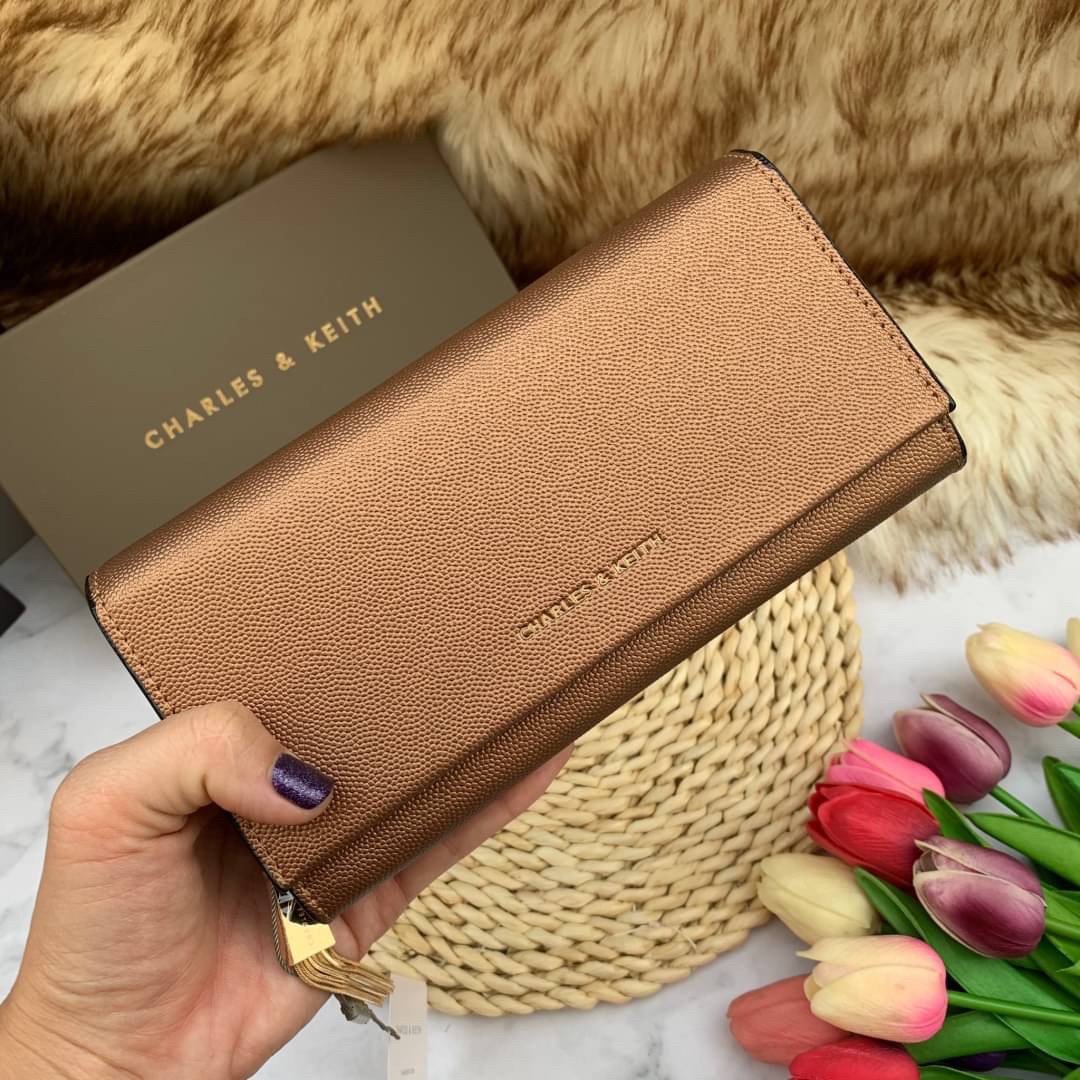 ของแท้ 💯% CHARLES & KEITH METAL TASSEL CLASSIC LONG WALLET กระเป๋าเงินใบยาวรุ่นพู่ยอดฮิต!! หนังพิมพ์ลายคาร์เวียร์ใช้ทน ด้านหลังมีช่องใส่บัตร/แบงค์ได้