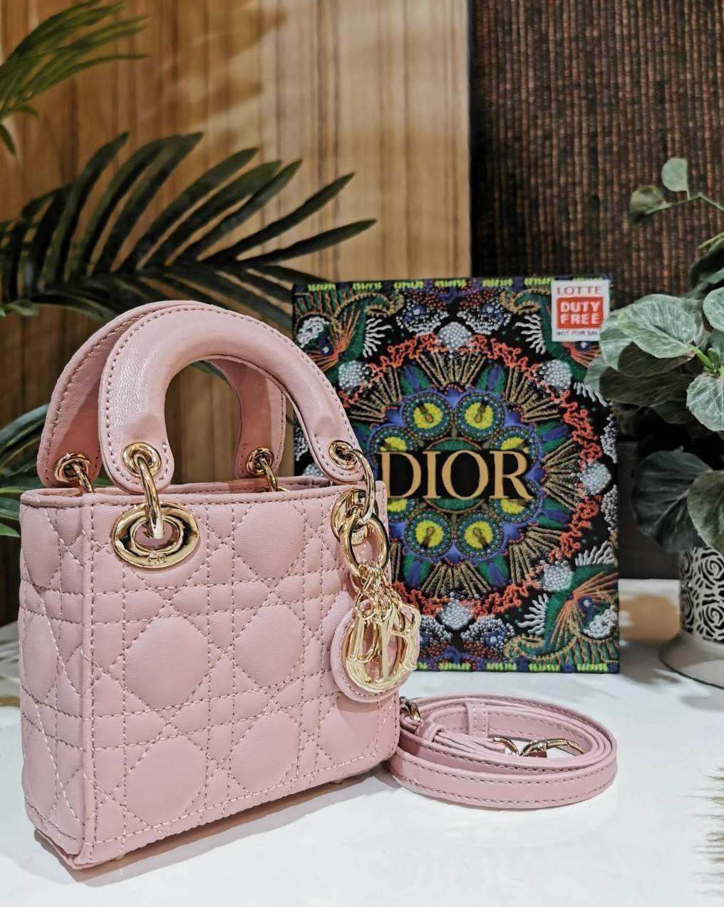 VIP 】CHRISTIAN DIOR MINI BAG VIP GIFT วัสดุหนังแท้ Calfskin ทรงเหลี่ยมหนังสวยหรูอยู่ทรงขึ้นลายเอกลักษณ์แบรนด์ ประดับTAGห้อยโลโก้แบรนด์อะไหล่ทองด้านหน้า เปิดปิดด้วยฝาปิด ภายในโล่งมีโลโก้สามารถใส่มือถือของจุกจิกได้ หูจับถนัดมือ สายสะพายหนังยาวถอดได้ปรับระดั