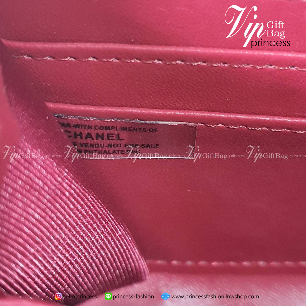 กระเป๋าสตางค์ใบสัยาวซิปรอบ แนะนำรุ่นนี้คะ งานพรีเมี่ยมกิ้ฟท์จากเค้าเตอร์ต่างประเทศ หนังสัมผัสลายคาเวียร์ด้าน จากแบรนด์ CHANEL (GWP) ด้านหน้ามีโลโก้แบรนด์ CC สีทองหรู #อะไหล่สีทองทั้งใบ เปิดปิดด้วยศิปรอบสีทอง ใส่ธนบัตรได้2ช่องใหญ่ ช่องใส่เหรียญปิดเปิดด้วยเ