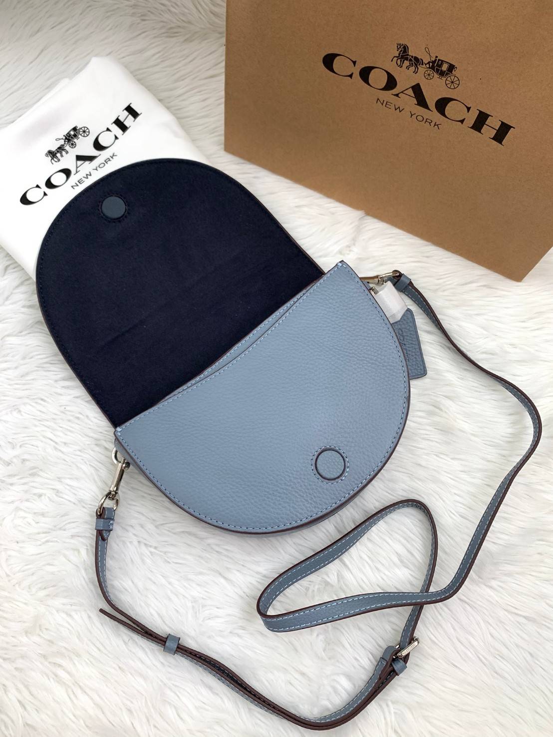 พร้อมส่งที่ไทยครบทั้ง6สีค่ะ 😘 Coach Ellen Crossbody In Signature ((C1432)) กระเป๋าทรงฮาฟมูนรูปทรงคลาสสิก ออกแบบให้มีลักษณะโค้งมน ไม่ดูเป็นทรงแข็งจนเกินไป ดีไซน์และสีของกระเป๋ายังเรียบง่าย เข้าได้กับทุกชุด สะพายครอสบอดี้ร์//สะพายข้าง หรือถือแบบคลัท