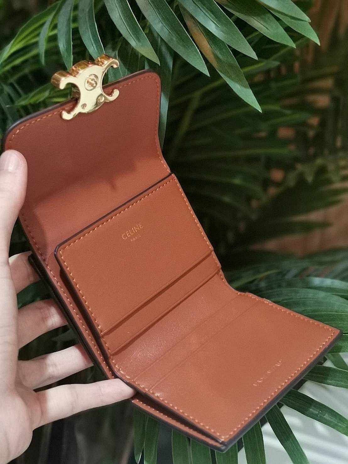 VIP 】CELINE SHORT WALLET VIP GIFT WITH PURCHASE GWP พรีเมี่ยมกิ๊ฟ Limited จาก CELINE HAUTE PARFUME DUTYFREE COUNTER วัสดุ Triomphe Canvas รุ่นใหม่เปิดปิดฝาพับกระดุม ภายในมีช่องแบ่งหลายช่อง ช่องใส่บัตรหลายช่อง ช่องใส่ธนบัตรใส่แบงก์พันได้เหมือนกระเป๋าสตางค์