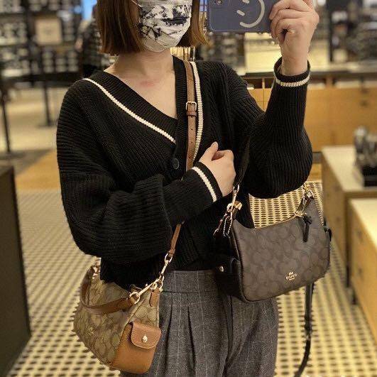 COACH C7223 PENNY SHOULDER BAG 25 IN SIGNATURE CANVAS คอลเลคชั่นเพนนีสุดคิ้วท์ ในรูปแบบของกระเป๋าสะพายไหล่กึ่งทรงพอช พร้อมเสิร์ฟความสวยถึงบ้านไปเลย!! ด้วยดีไซน์คลาสสิคย้อนยุค ที่แอบแฝงความเรียบหรู มาพร้อมสายสะพาย 2 เส้น เป็นสายคล้องมือและสายสะพายครอสบอดี้