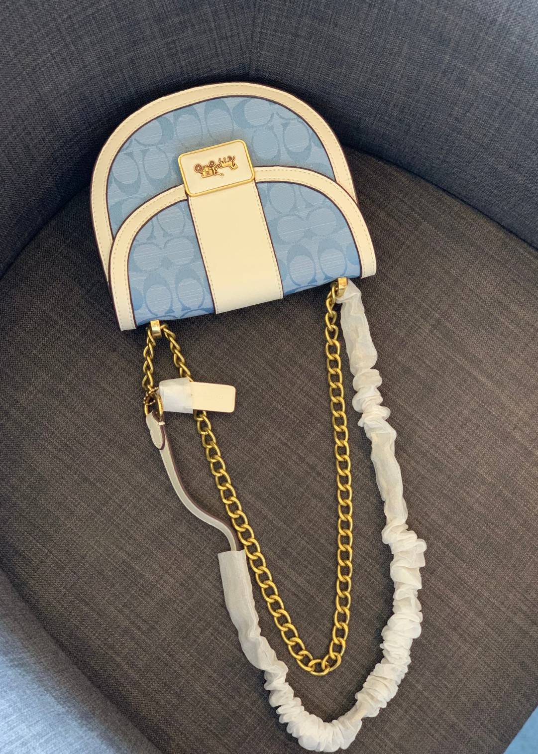 COACH ALIE SADDLE BAG IN SIGNATURE JACQUARD (C4694//C3464) New item!! กระเป๋าสะพายทรง saddle ดีไซน์วินเทจย้อนยุค แฝงความหรูในตัวด้วยอะไหล่สีทองเหลือง โดดเด่นไม่ซ้ำใครแน่นอน วัสดุผ้า jacquard สลับหนังแท้ ภายในเป็นช่องโล่ง มาพร้อมสายสะพายครอสบอดี้ ที่สามารถ