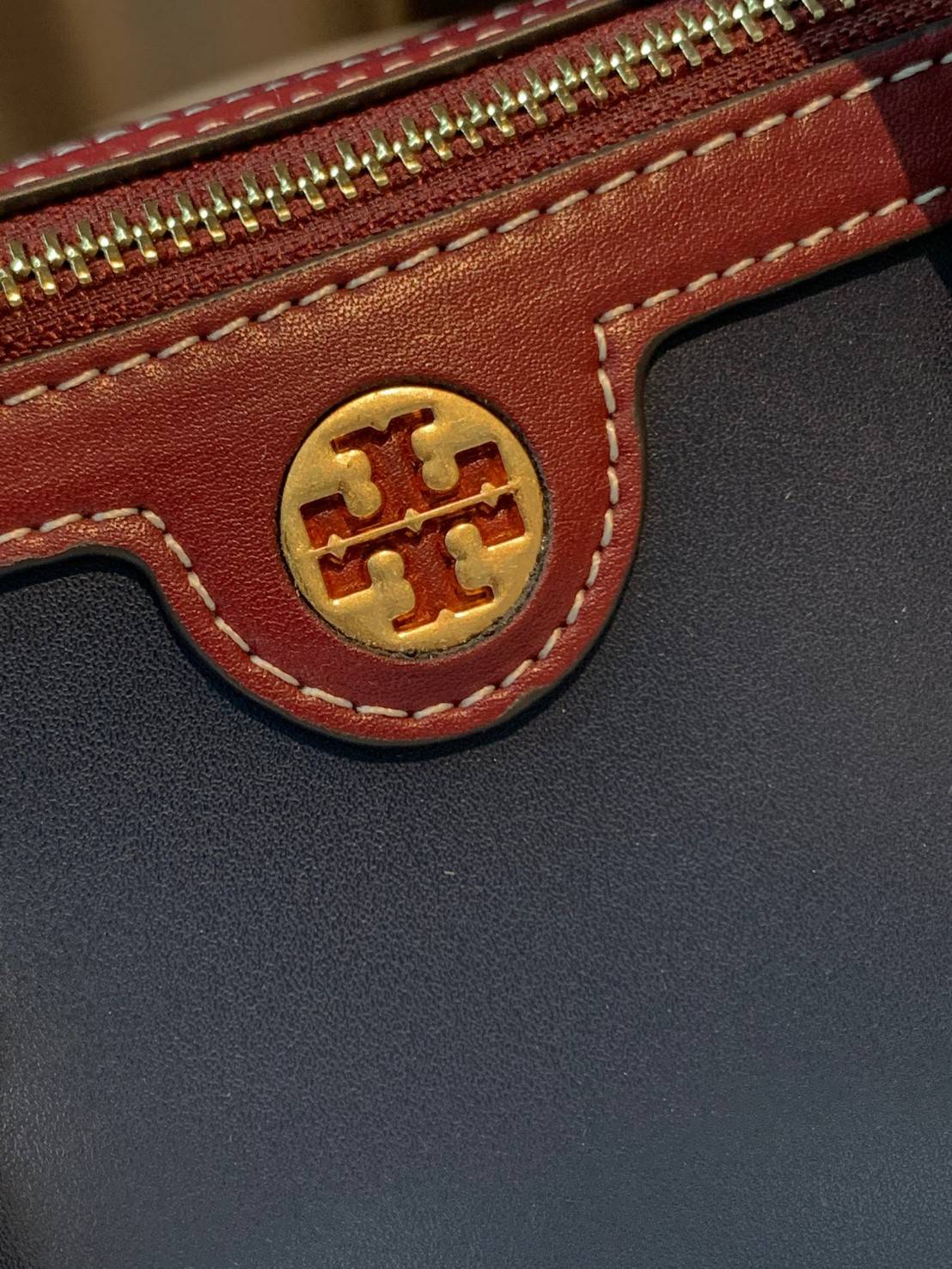 TORY BURCH T Monogram Color-block Barrel Duffle พร้อมส่งที่ไทย สวยก่อนใคร ใบใหญ่ ใส่จุไปเลยจ้าา😘 ✔️กระเป๋าทรงหมอน วัสดุหนังแท้ชั้นดีที่สุด หนังเรียบนิ่มสวย ✔️เปิดปิดกระเป๋าด้วยซิปคู่แบบมีหนังห้อย ภายในกว้างมากสำหรับไซด์นี้ หายห่วงไปเ