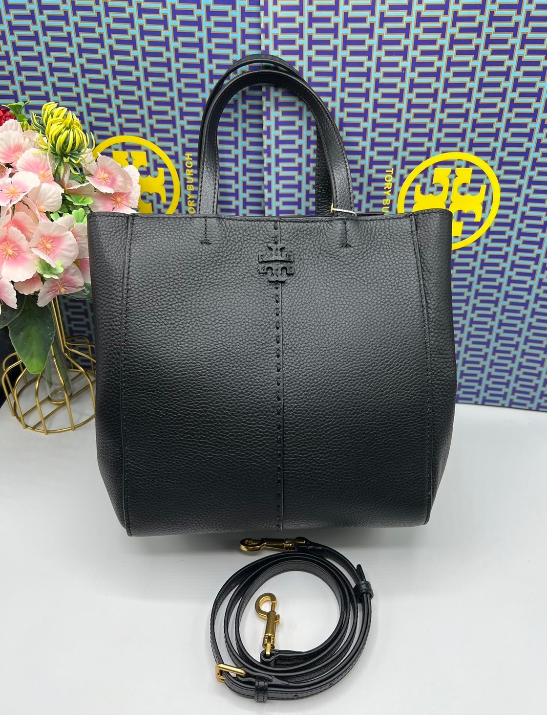 Tory Burch McGraw Leather Tote Bag / Tory Double T Tote Bag / TORY TOTE BAG พร้อมส่ง 4 สี กระเป๋าสะพายทรงโท้ท จุของได้เยอะใบนี้ตอบโจทย์ได้ดีมาก โทนสีเรียบง่าย แฝงไปด้วยความดูดี สุขุมและเป็นผู้ใหญ่