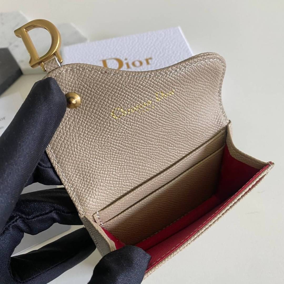 DIOR Wallet calfskin / DIOR SADDLE FLAP CARD HOLDER งานหนังแท้ กระเป๋าใส่เหรียญใส่การ์ดอะไหล่ทอง มาพร้อม กล่อง ถุงผ้า ถุงกระดาษ พร้อมส่งที่ไทย ภาพสินค้าถ่ายจากงานขายจริง ใช้งานต่างประเทศได้