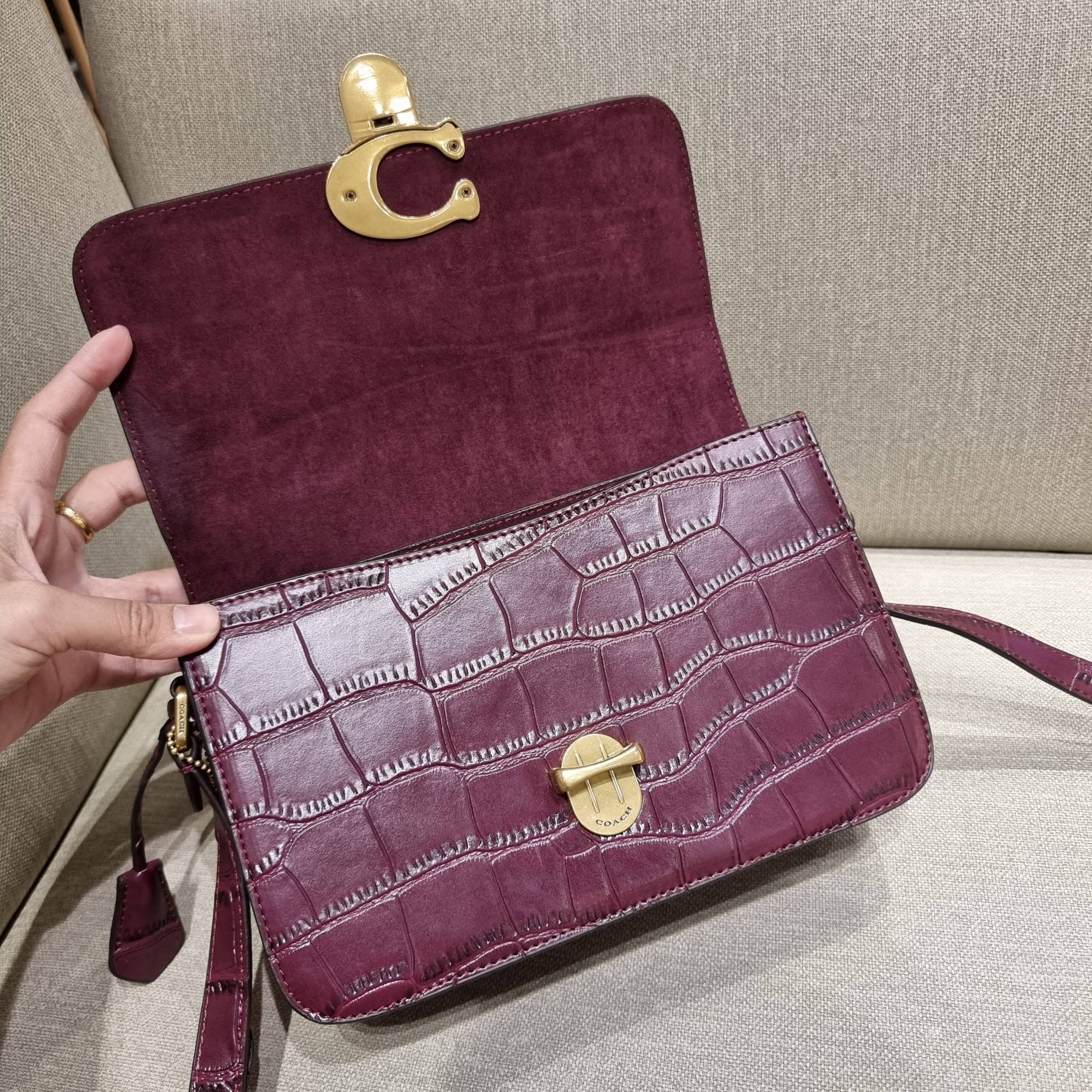 OUTLET 】COACH STUDIO SHOULDER BAG IN SIGNATURE CANVAS (C6639 C6640) สีใหม่รับความเฮง กับคอลเลคชั่นใหม่สุดอีกหนึ่ง!! มาแบบเลิศๆหรูๆมากแม่ กระเป๋าสะพายข้างลุคไฮน์ ที่ดีไซน์ออกมาได้ปัง และดูแพงมากๆ ด้วยดีเทลคลาสสิคผสานความเป็นเอกลักษณ์ เรียบง่ายแต่แฝงความมีด