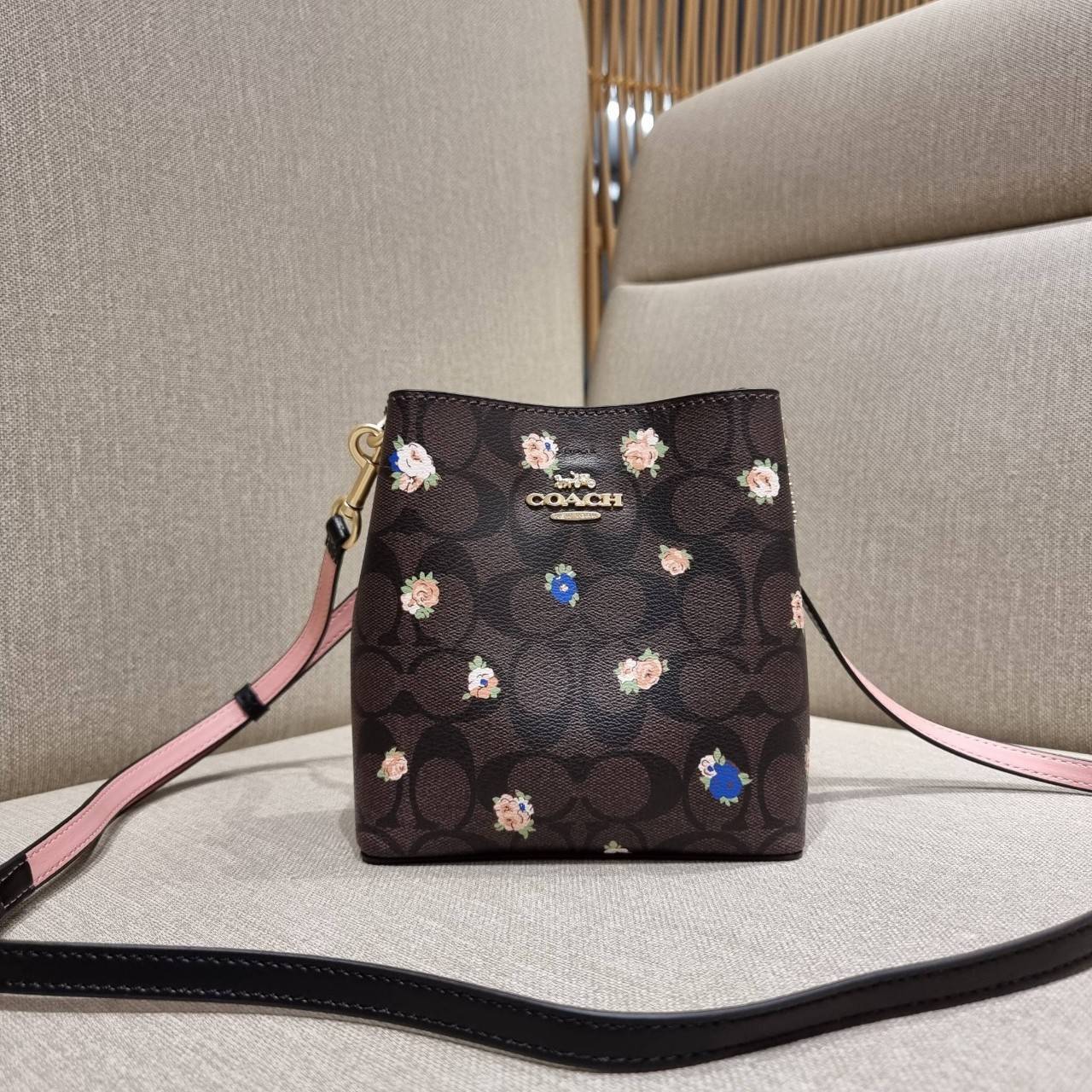 COACH MINI TOWN BUCKET BAG IN SIGNATURE CANVAS WITH VINTAGE MINI ROSE PRINT ((7270 7268 7267)) คอลเลคชั่นใหม่ล่าสุด!! น้องสาวคนสวยมาแล้วจ้า สดใสต้อนรับเทศกาลคริสต์มาส 🎅🎄 กระเป๋าบัคเก็ต ไซส์มินิ ใบจริงน่ารักม้าก!! น่าใช้แบบที่สุด วัสดุหนังแ