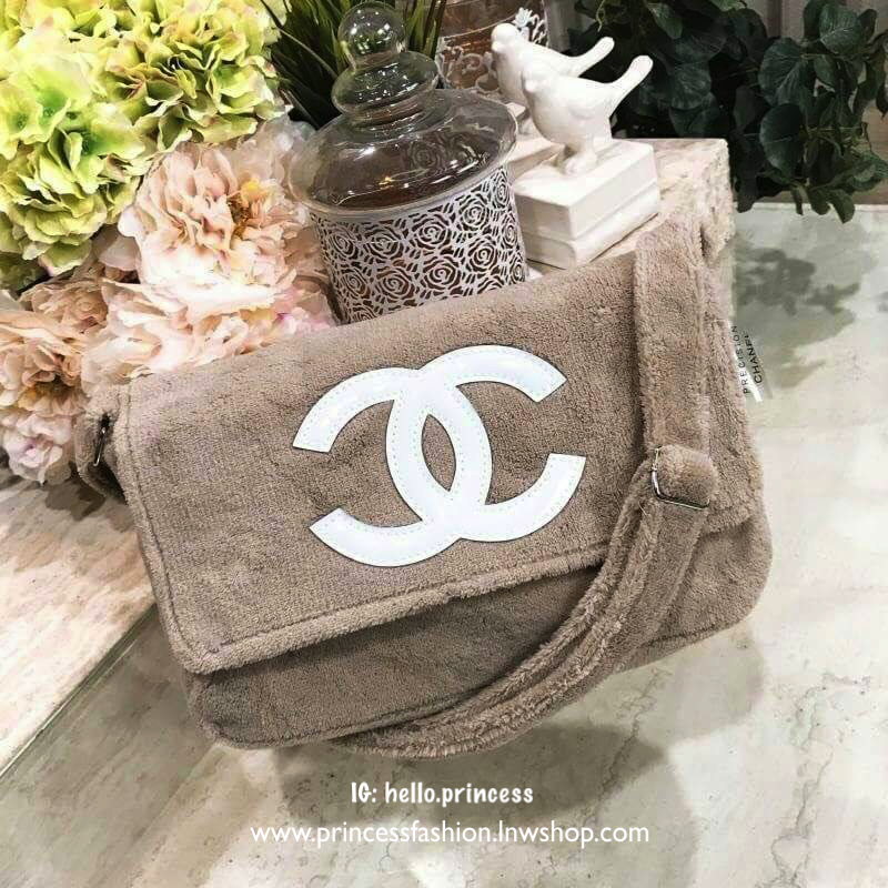 Chanel Beaute Crossbody Bag กระเป๋าถือหรือสะพายพรีเมี่ยมของเเท้จาก Chanel Cosmetic Counter VIP Gift รุ่นแนะนำวัสดุขนวูฟหนานุ่มตัดโลโก้แบรนด์หนังแก้วสวยโดดเด่น น้ำหนักเบา เปิดปิดด้วยฝาปิดกระดุมแม่เหล็ก ใบใหญ่กำลังดีใส่ ipad กระเป๋าสตางค์ใบยาว iphone เครื่อ