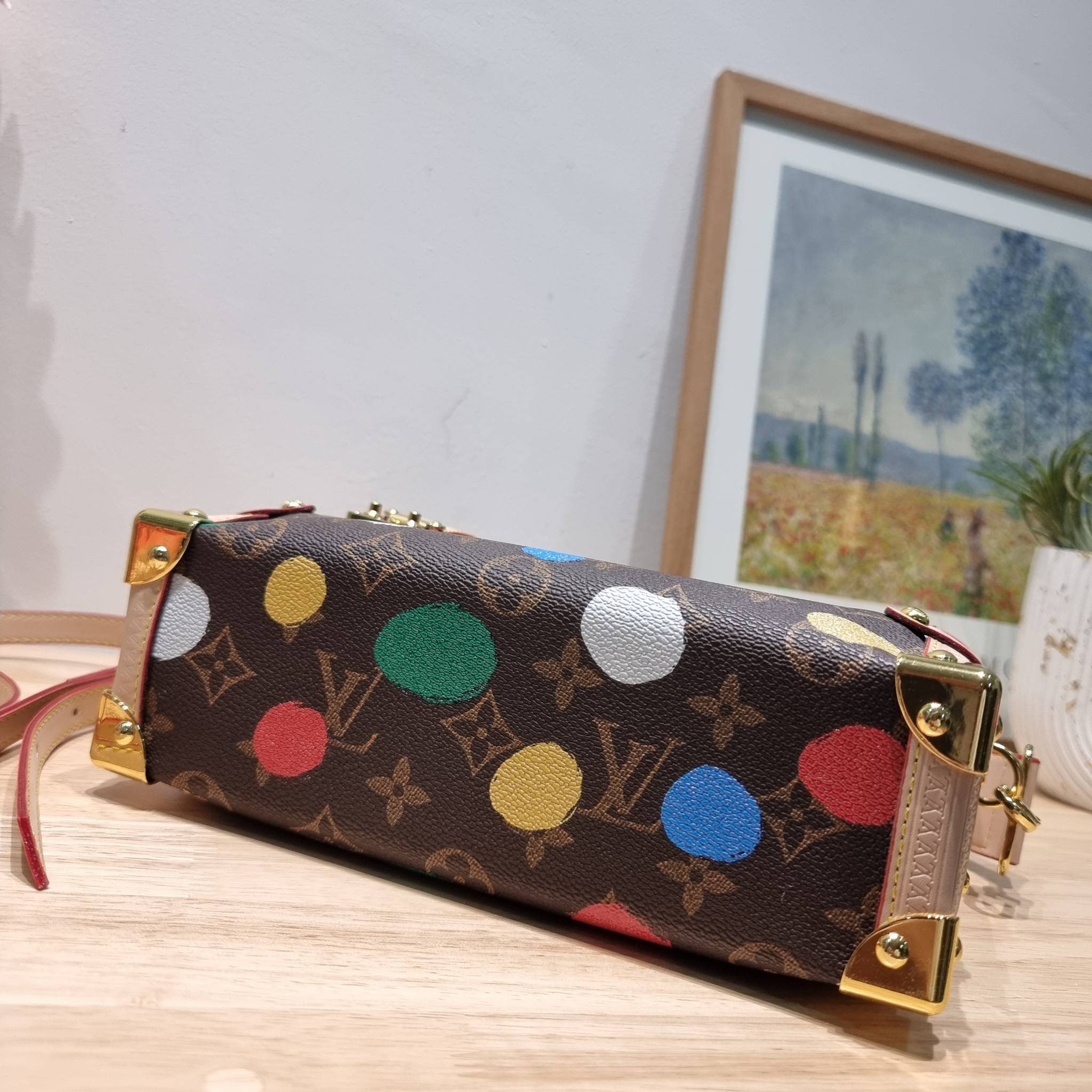 LV x YK SIDE TRUNK Monogram canvas bag สุดยอดกระเป๋าไอคอนนิค ทรงสวย ดีไซน์ใหม่ สวยมีเสน่ห์ รูปทรงกล่อง โดดเด่นด้วยหมุดเข้ามุม ซิปเปิด-ปิดล็อคได้ วัสดุหนังแคนวาส