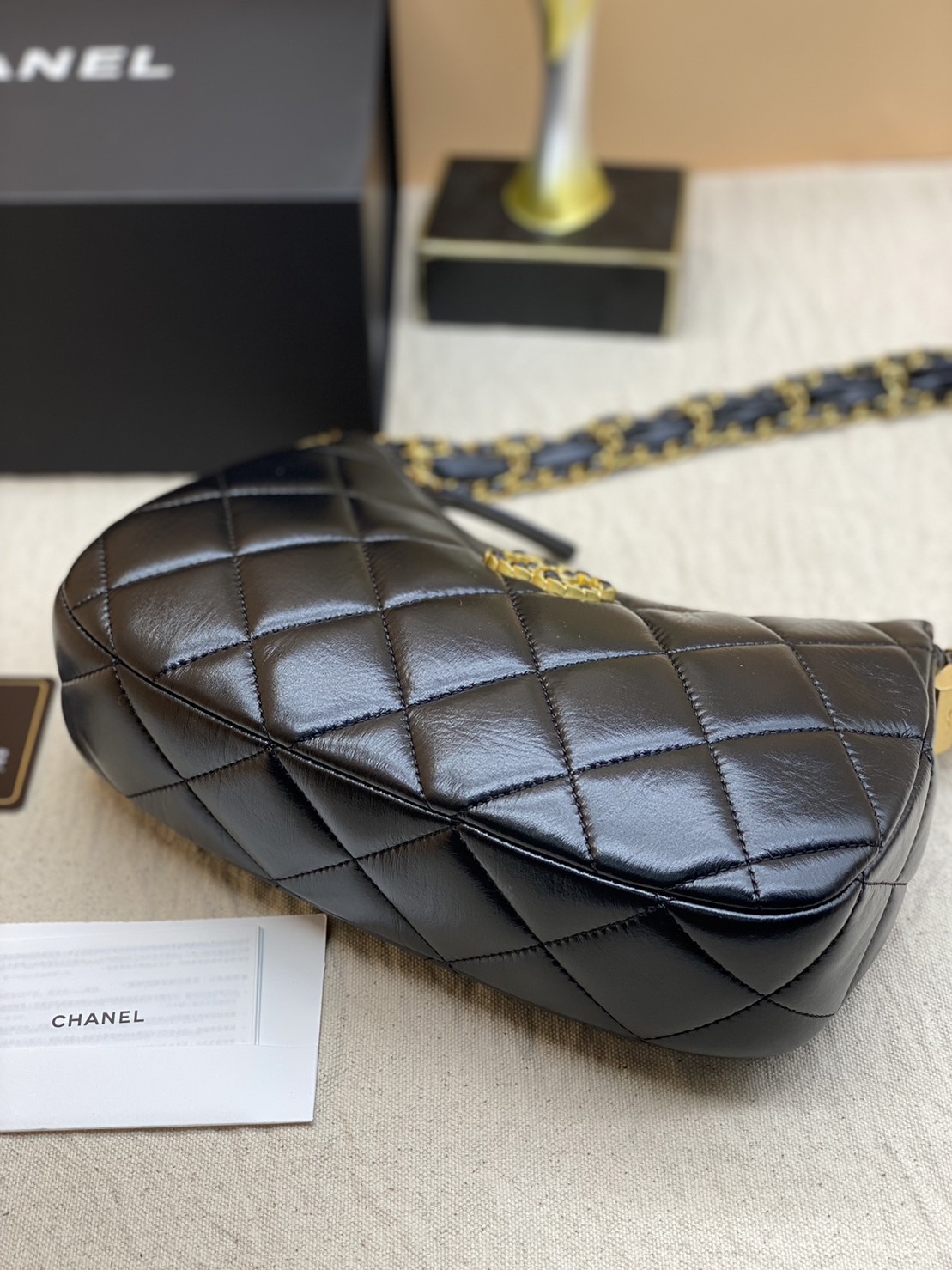 CHANEL 23K HOBO Medium 25cm ออริสลับแท้ ใช้งานต่างประเทศได้ งานเกรดหนังสวย อะไหล่ทองสวยหรู กระเป๋าสะพายทรงโฮโบ มี 2 ขนาดกำลังสวย ดีไซน์ใหม่ 2023