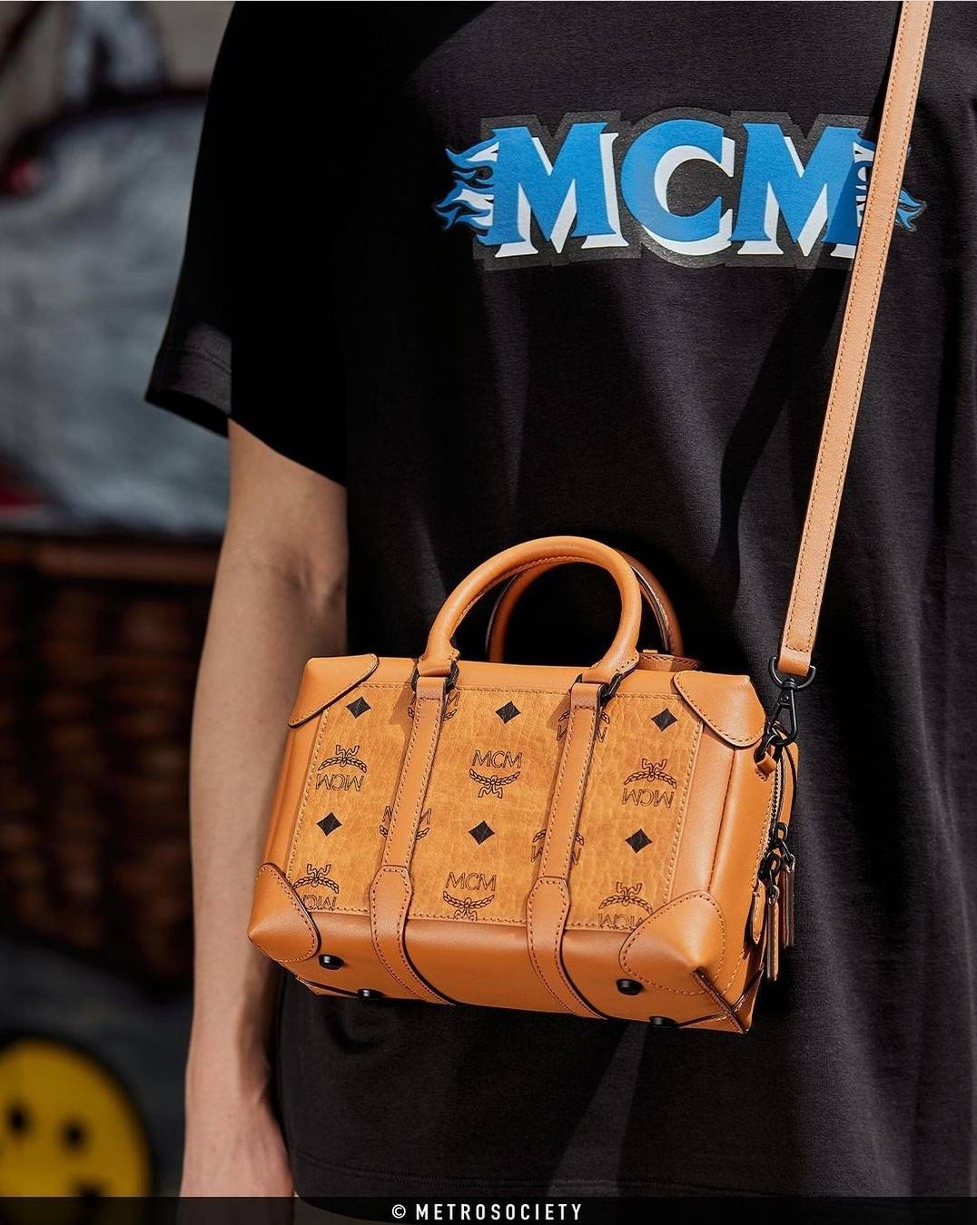 M.C.M SMALL E/W SOFT BERLIN CROSSBODY IN VISETOS ไอเท็มใหม่ในดีไซน์ทรงกระเป๋าเดินทางแบบคลาสสิค ย่อส่วนมาให้ใช้งานได้แบบสบายๆ พกพาสะดวก แมทช์ได้ทุกสไตล์ ใช้ได้แบบ unisex ใช้งานง่ายด้วยหูจับในตัว และซิปหลัก อะไหล่สีดำดูมีมิติตัดกับสีน้ำตาลคอนยัคได้เป็นอย่าง