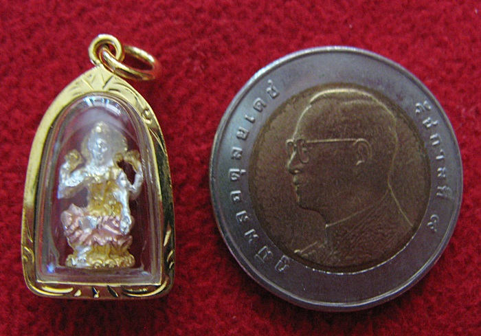 สินค้าหมดค่ะ องค์พระแม่ลักษมี ยกพระหัตถ์ประทานพร องค์เล็กเนื้อสามกษัตริย์เลี่ยมทองไมครอนพร้อมใบคาถาค่ะ