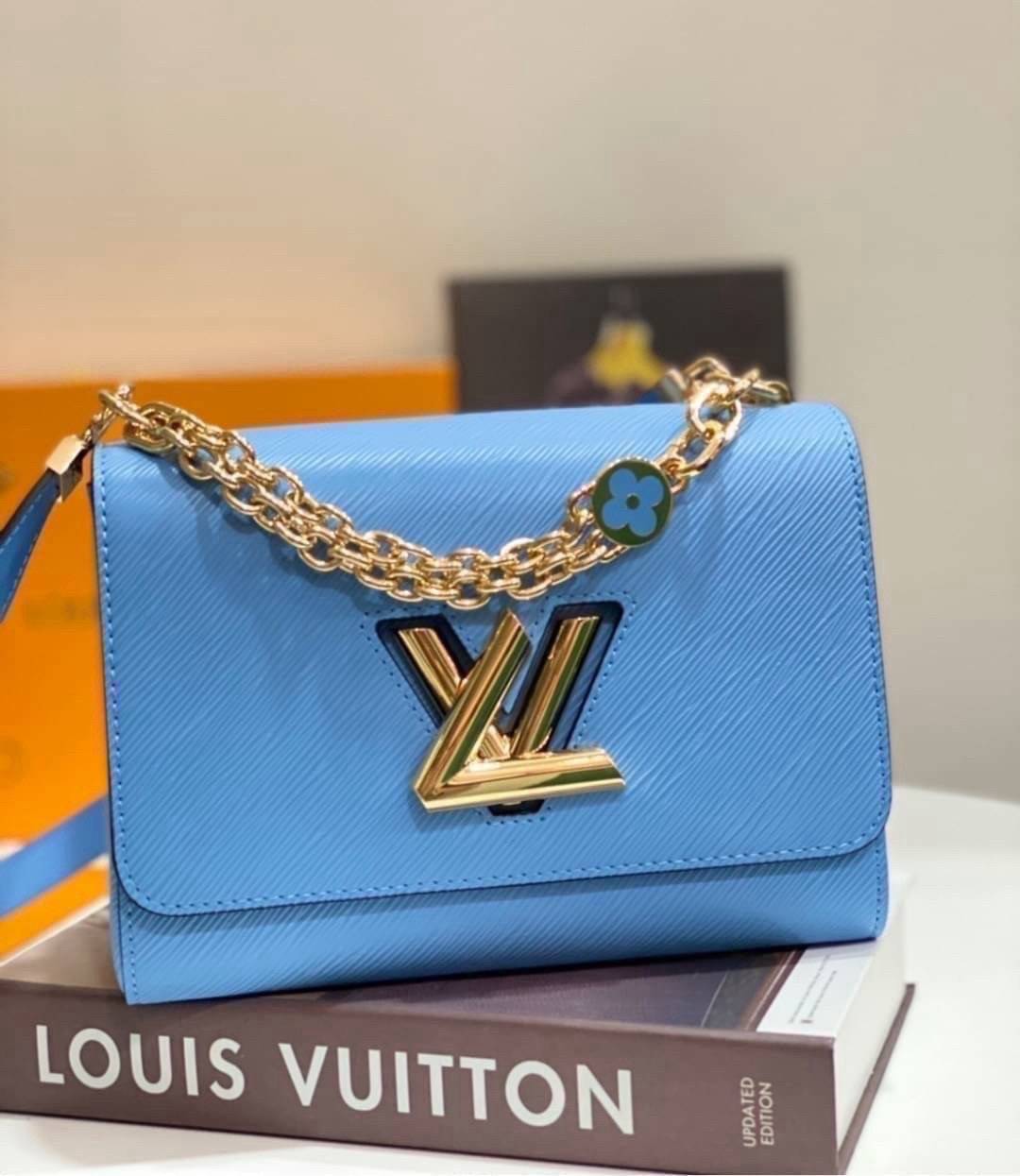 ORI หนังแท้ | LV Twist MM chain bag in grained Epi leather กระเป๋าสะพาย/กระเป๋าถือร พร้อมสายโซ่ หนังลายเกรน Epi โดดเด่นด้วยโลโก้หน้า สวยหรูเป็นเอกลักษณ์ ดีไซน์คัลเลอร์บล็อค สัมผัสโดดเด่นแมตช์กับทุกสไตล์