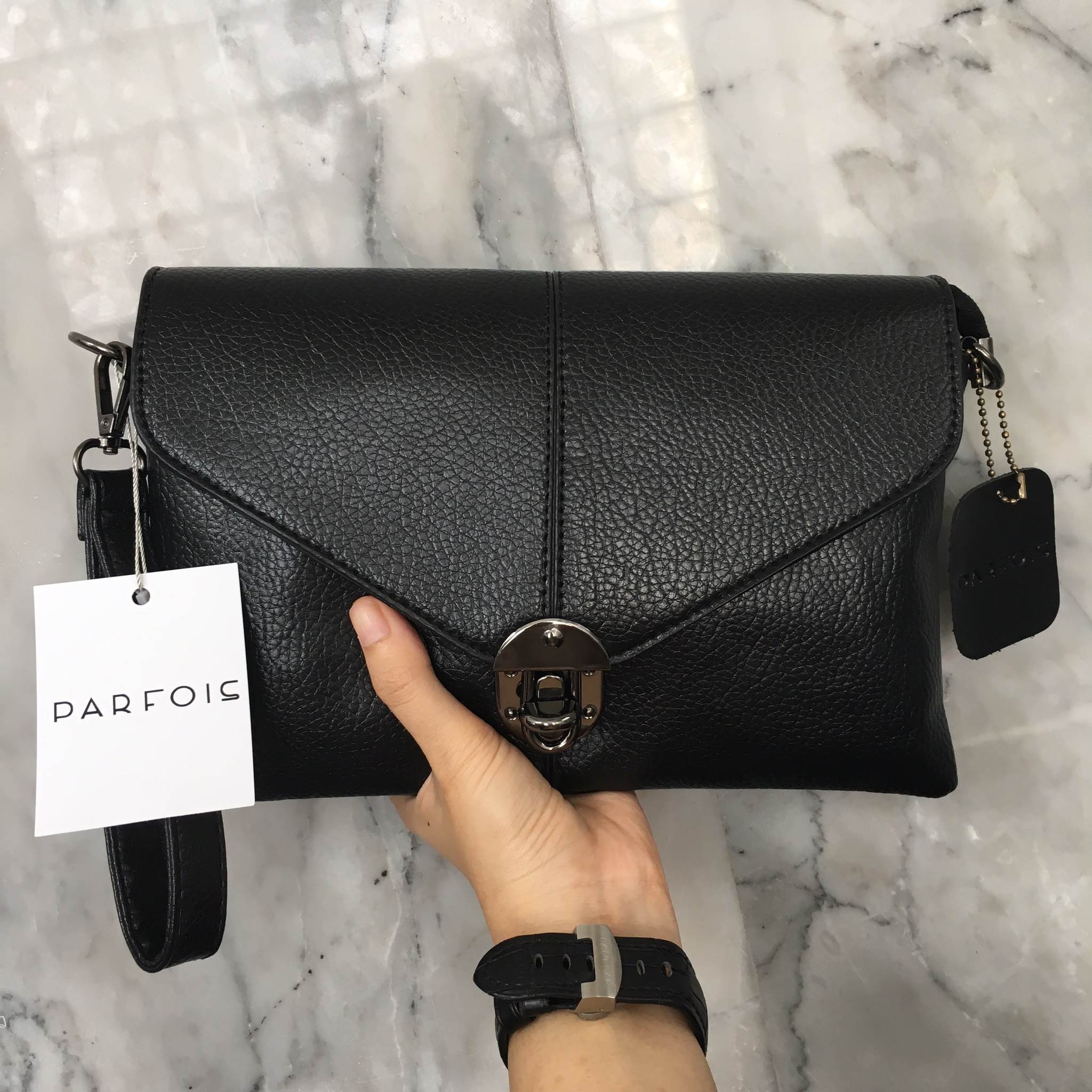 เอาใจสาวๆ ที่ต้องการหากระเป๋าสะพายทรงนี้ สีดำ อะไหล่ดำ เรียบหรูมากคะ จากแบรนด์ Parfois ตัวกระเป๋าสะพาย ปรับเก็บสายถือเป็น clutch bag ได้คะ มีสายคล้องข้อมือ ขนาดกะทัดรัด พร้อมช่องแยกเก็บของถึง 3 ช่องใหญ่ ใส่ กระเป๋ายาว มือถือ iphone 6 plus ได้คะ น้ำหนักเบา