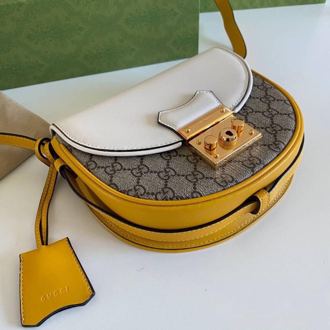 กระเป๋าสะพายคาดลำตัวรุ่นนี้โดดเด่นด้วยรูปทรงกลมสุดชิค ขนาดกะทัดรัด พร้อมด้วยหนังกระเป๋าที่ทำจากหนังแท้คุณภาพดี เพราะ Kira Chevron เป็นรุ่นที่ตอบโจทย์และครองใจสาว ๆ ได้อย่างแท้จริง เนื่องจากมีดีไซน์เรียบหรู โดยทางแบรนด์ได้ใช้เทคนิคการเย็บบนหนังเป็นลายเส้น 