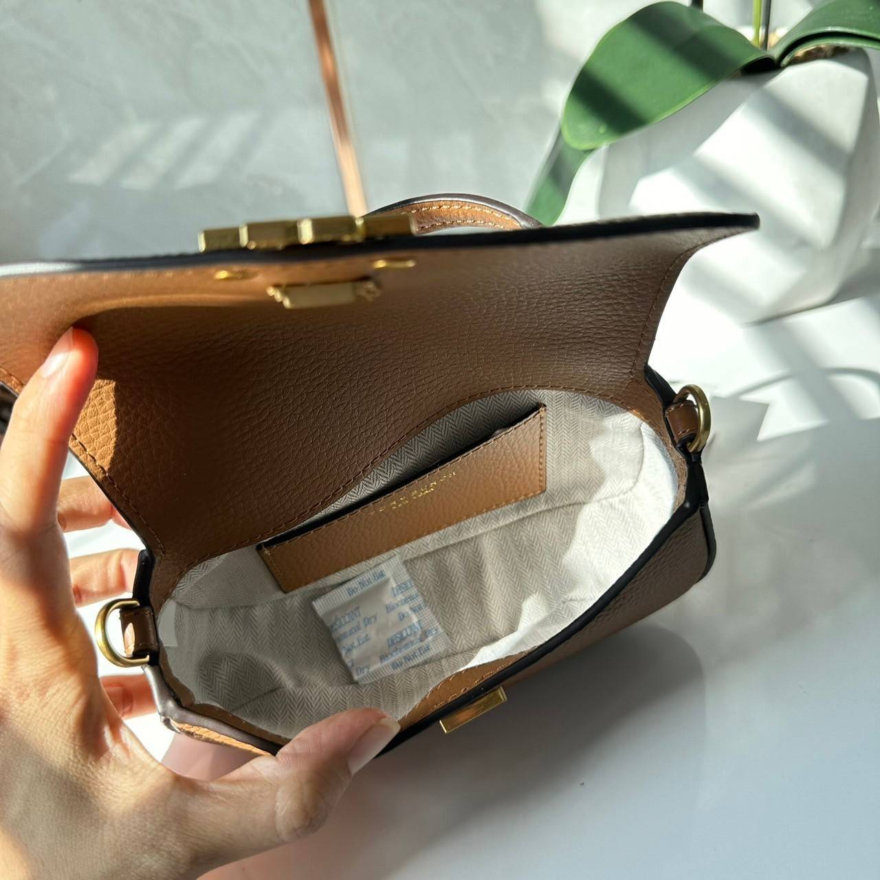 Tory Burch Britten Mini Top Handle Crossbody Bag กระเป๋าสะพายใบเล็กดีไซน์เรียบหรู เกรดออริ สลับแท้ 1:1 ใช้งานต่างประเทศได้