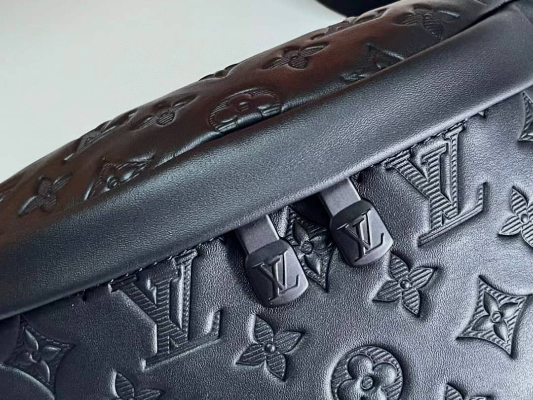 LV Discovery Bumbag Black Monogram Shadow Kalbsleder / LV Belt Bag เกรดใช้งานสลับใบจริงได้ เทพออริจินอล เนื้องานสวยงาม หนังแท้ ใช้ได้ทั้งชายหญิง ภาพสินค้าถ่ายจากงานขายจริงใช้งานต่างประเทศได้