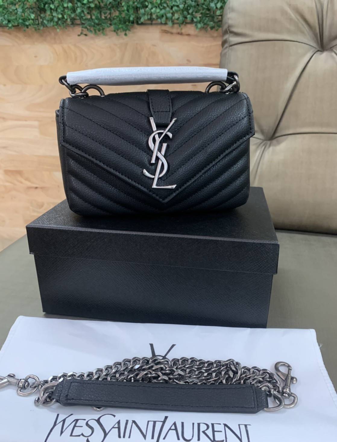 VIP 】SAINT LAURENT CLASSIC BABY COLLEGE MONOGRAM CHAIN BAG IN BLACK MATELASSE LEATHER VIP GIFT WITH PURCHASE (GWP) พรีเมี่ยมกิ้ฟ Limited Edition จาก YSL DUTY FREE COUNTER กระเป๋าสะพายรูปทรงน่ารัก ดีไซต์มาใหม่สำหรับสาวก SAINT LAURENT มีหูจับเกร๋ๆ ที่ด้านบน