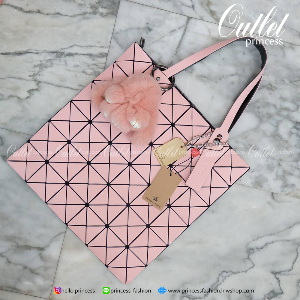 ทรงสุดฮิตจากแบรนด์ David Jones รุ่น Candy color ใบนี้ มาพร้อมกับน้องกระต่าย DV ขนฟู นิ่มๆ สีเข้า set กับกระเป๋าคะ กระเป๋า ทรง Tote ตัวกระเป๋าเย็บติด ด้วยแผ่นอคิลิค ตัดขอบลายวิ้งๆ สุดหรู ดีไซน์เกร๋ จุดเด่นที่ น้ำหนักเบา สามารถ ถือ หรือ สะพายไหล่ได้คะ ใบใหญ