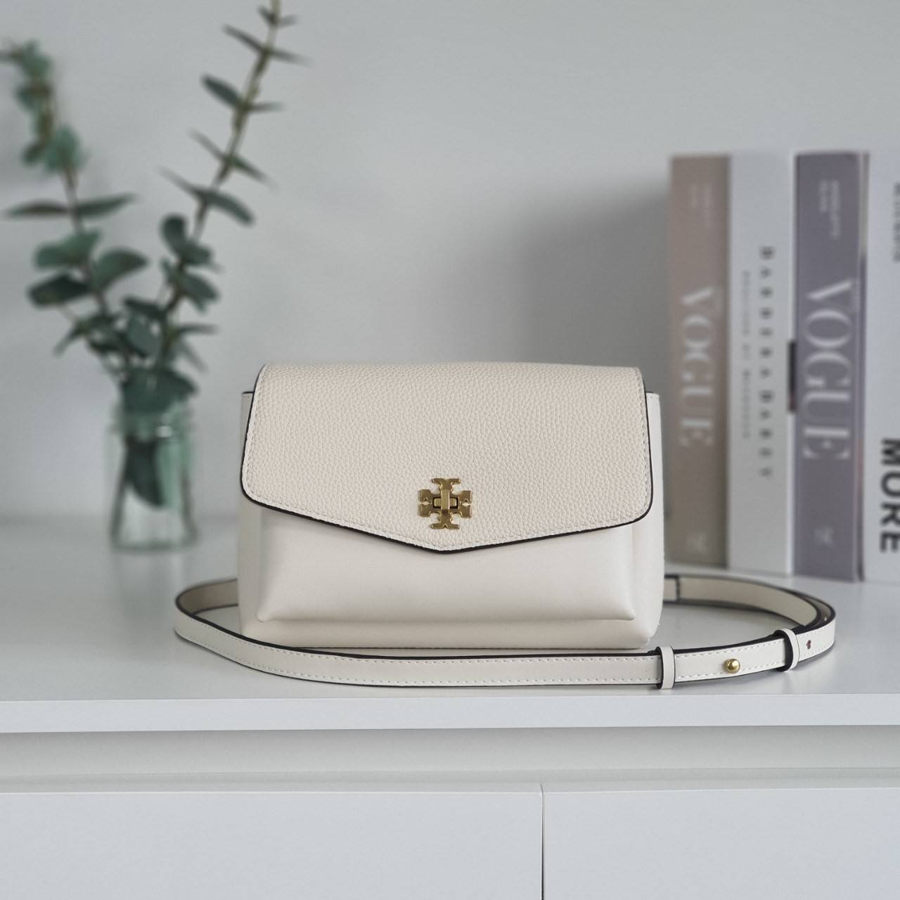 TORY BURCH CROSSBODY BAG กระเป๋าสะพายข้าง **หนังสวยมาก อะไหล่ทองวินเทจ ด้านหน้าประดับโลโก้แบรนด์ เปิดปิดด้วยตัวล็อคหมุน ภายในโล่งกว้างบุผ้าปั้มแบรนด์ มีช่องใส่ของ 3 ช่องใหญ่ พร้อมช่องซิปและที่เก็บบัตร มาพร้อมสายยาวถอด-ปรับระดับได้ ขนาดกำลังดี รีบคว้าด่วนค