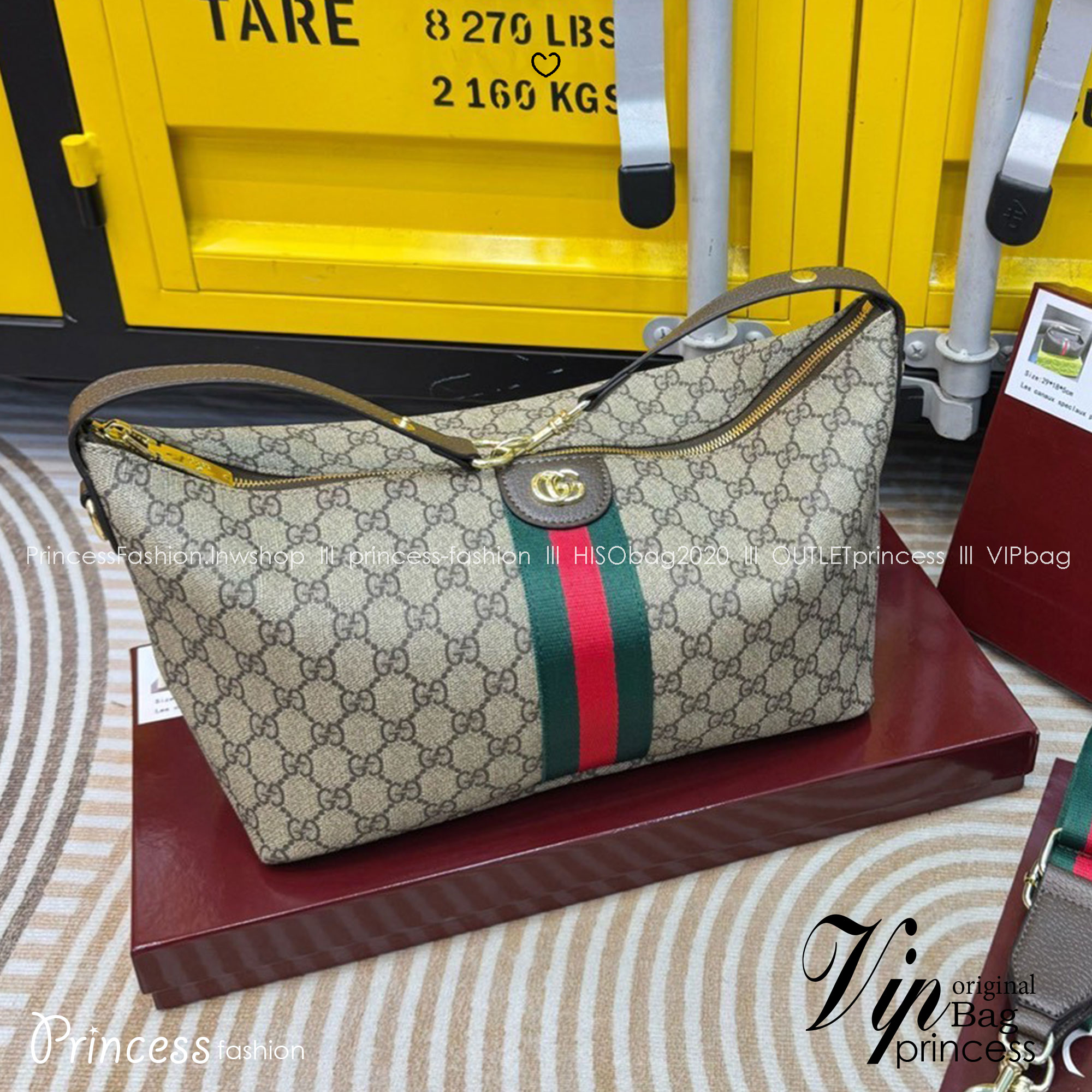 GUCCI GG Ophidia Large Shoulder Bag ใหม่ล่าสุด จากเทศกาล Gucci Cruise 2026 กับกระเป๋าถถือ/สะพาลไหล่ใบใหญ่ ยังคงเป็นคอลเลคชั่นตัวเด่น สวยสะบัด! ดีไซน์ทรงยอดฮิตติดกระแสสุดๆ