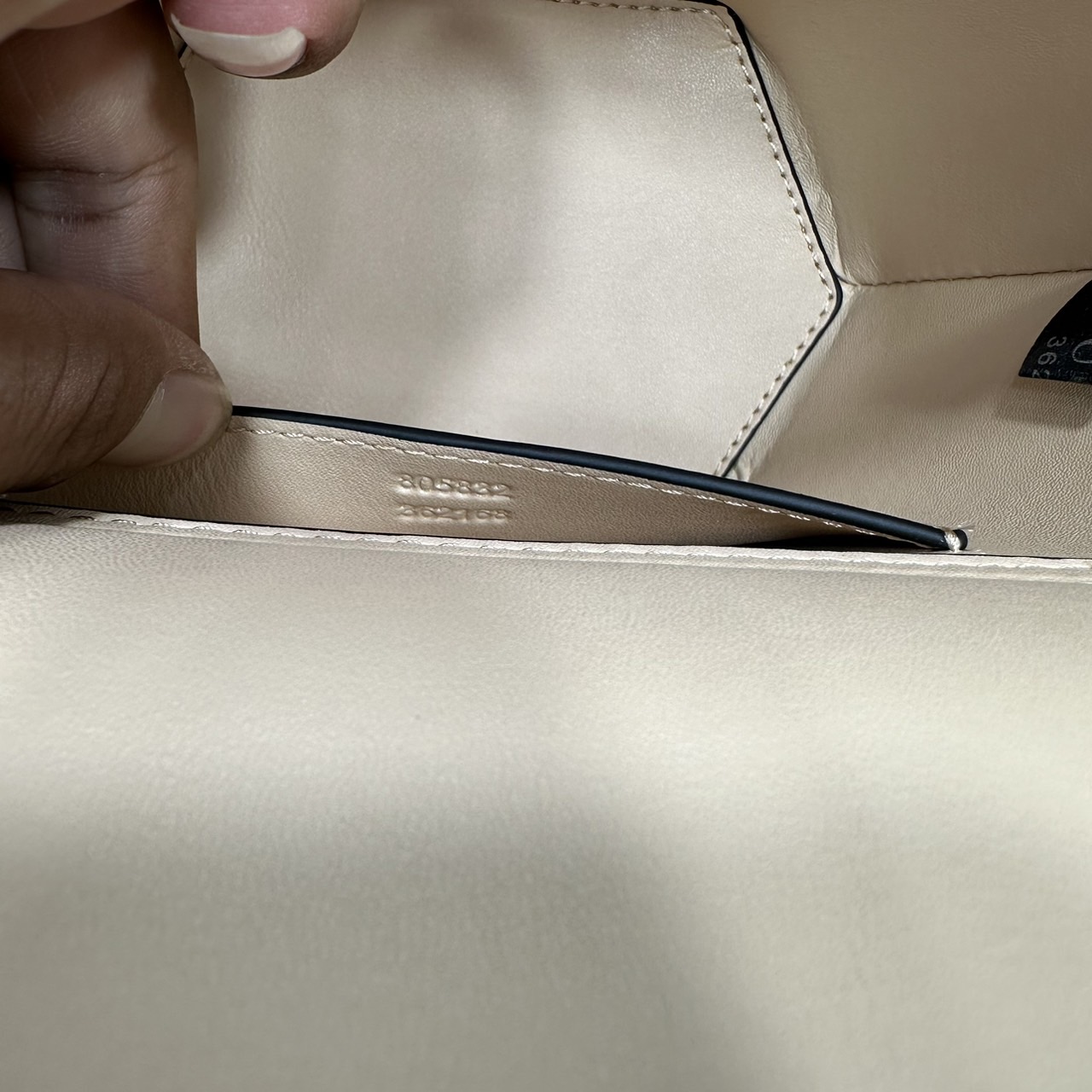 GUCCI Mini bamboo top handle tote bag กระเป๋าสะพายทรงตะกร้า หูจับลายไม้ไผ่ตัดสีได้อย่างลงตัว ถือแล้วดูขับผิวสวยงาม งานหนังแท้หนังเงาดูแพง ให้ความรู้สึกถึงงานฝีมือที่โดดเด่น ด้วยฐานทรงหกเหลี่ยม พร้อมส่งที่นี่ก่อนใคร รีบจับจองเลยน้า