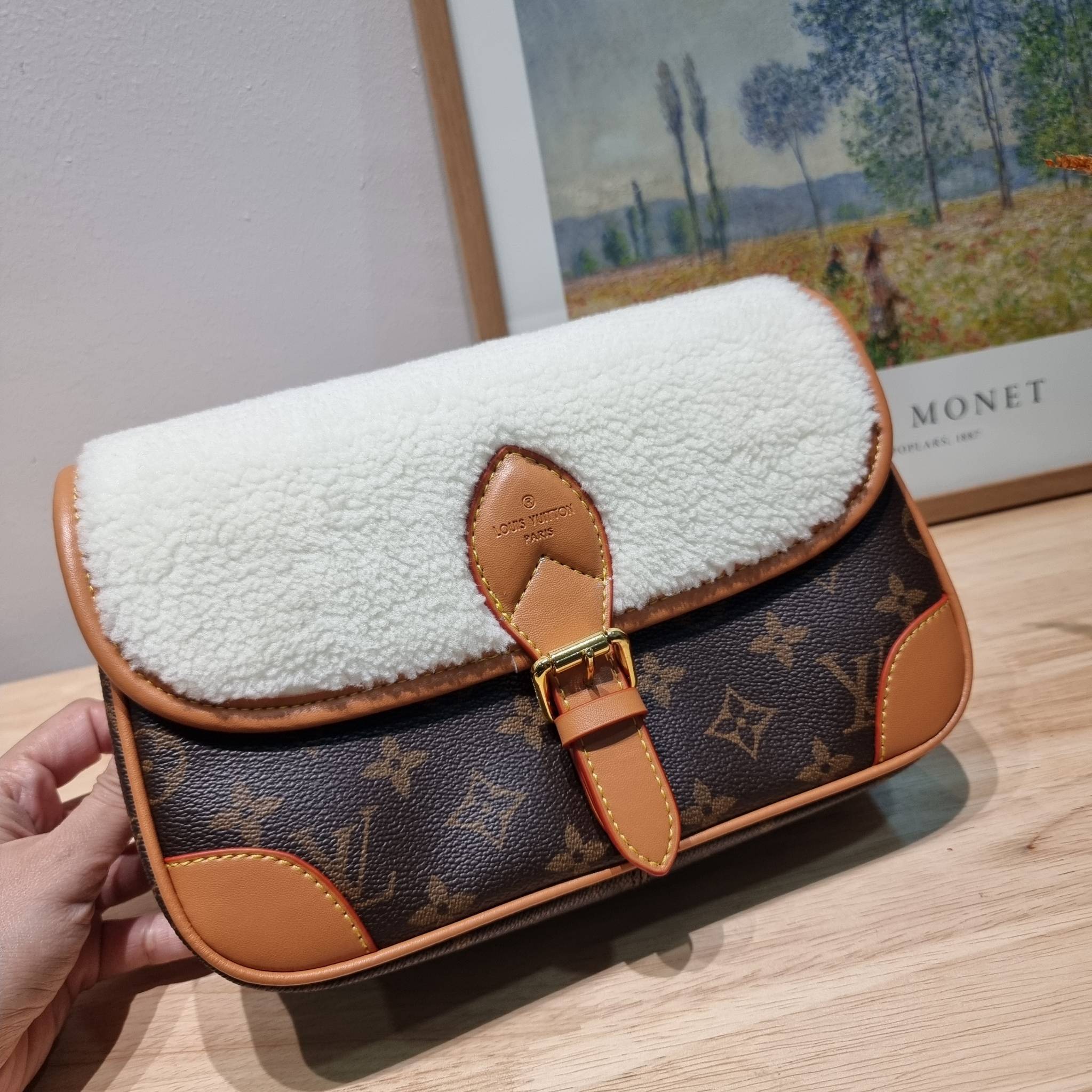 LV DIANE FLEECE BAG ใหม่กับรุ่นที่ทำมาจำนวนจำกัด ดีไซน์ต้อนรับอากาศเย็นๆช่วงส่งท้ายปี กับกระเป๋าสะพายทรงสวย ดีไซน์คลาสสิคซ่อนความหรู ด้วยการตกแต่งขนฟูนุ่ม วัสดุหนังแคนวาสตัดสลับหนังแท้ เปิด-ปิดกระเป๋าด้วยกระดุมแม่เหล็ก ภายในเป็นช่องโล่ง ใส่ของสำคัญได้ครบ