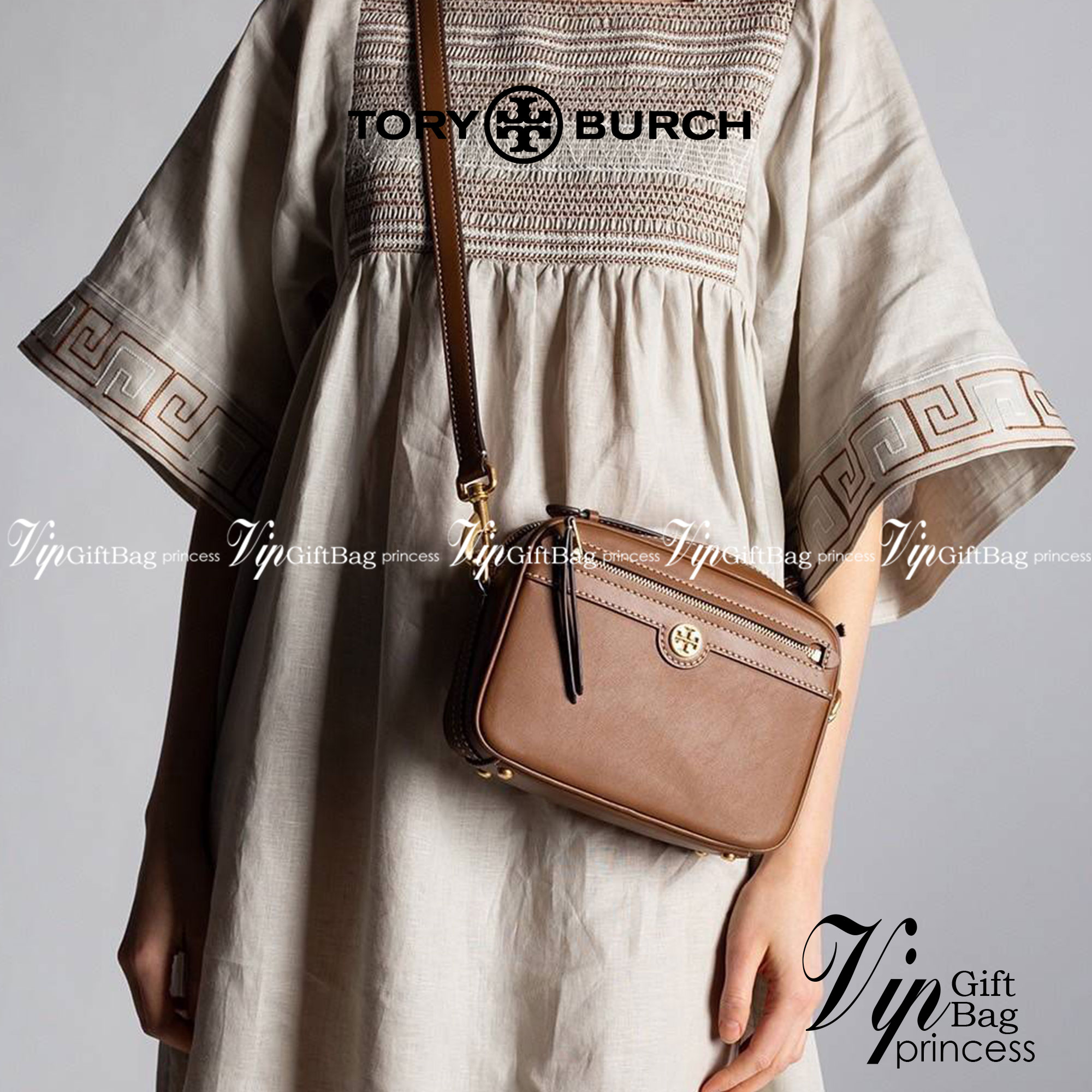 TORY BURCH T MONOGRAM JACQUARD CAMERA BAG กระเป๋าสะพาย Crossbody วัสดุหนังวัวแท้ การออกแบบเรียบง่าย ยังคงความหรูหราเอาไว้ โดดเด่นด้วยลวดลาย T Monogram มาพร้อมสายสะพายยาวแบบสปอร์ต ถอดออกได้ สายปรับระดับได้ ตอบสนองการใช้งานได้ดี มีหูหิ้วด้านบนสามารถใช้งานได