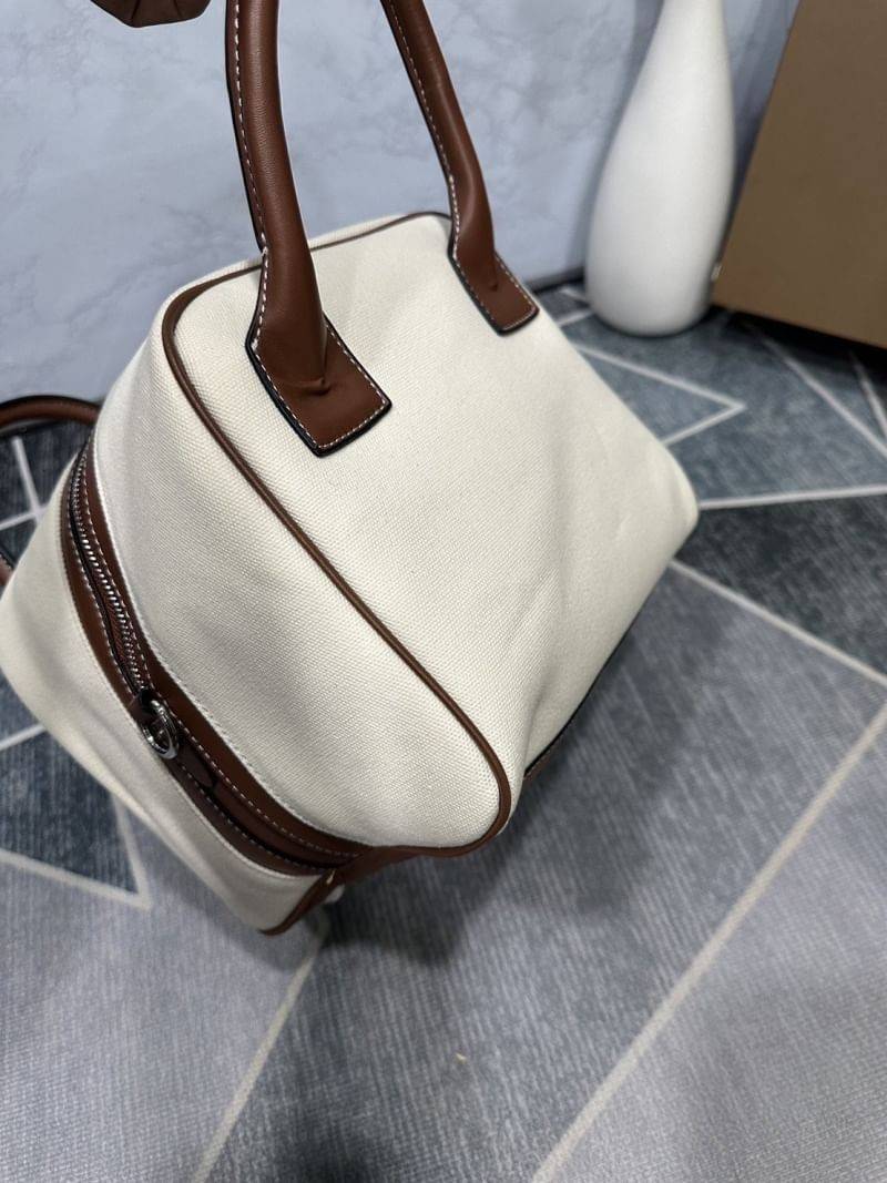 Burberry cube bag in cotton canvas with logo / BURBERRY HORSEFERRY-PRINT CANVAS HALF-CUBE BAG กระเป๋าถือ ทรงโท้ทผ้าแคนวาสพิมพ์ลายแบรนด์มาพร้อมสายยาวสายหนังแบบถอดใช้งานได้ คอลเล็คชั่นกระเป๋าตระกูลหนังผสมผ้าแคนวาสจากแบรนด์