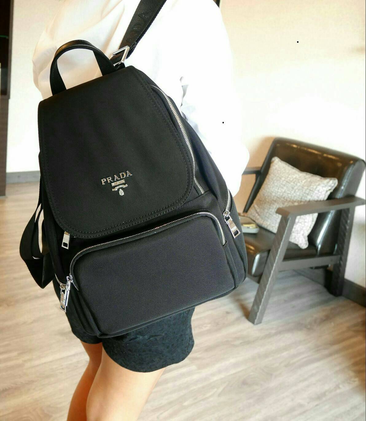 มาละค้า รุ่นที่สายลุยรอคอยกับ Prada backpack จากงานพรีเมี่ยมกิ้ฟจากเคาร์เตอร์ต่างประเทศมาค้า วัสดุ Canvas ผสม Nylon **คุณภาพดี แข็งแรง ทนทาน กันน้ำได้ อะไหล่เงิน เงาวับ! ทั้งใบ **สวยหรูมากคะ มีช่องใส่ของแยกซิปหลายช่อง สุดคุ้ม ด้านในบุด้วยผ้าซับในปั้มแบรนด