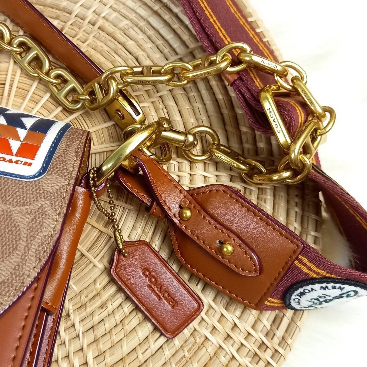 OUTLET 】COACH BEAT SHOULDER BAG IN SIGNATURE CANVAS WITH PATCHES (C6837) ไหวมั้ยเนี้ย!! สวยฟาดอีกแล้วนะยูวว 🤩🌺คอลเลคชั่นใหม่สุดปัง อลังเวอร์!//กระเป๋าถือ สะพายไหล่ลาย SIGNATURE ตกแต่งความเก๋ด้วยแผ่นแปะลวดลายที่มีเฉพาะจาก COACH คอลเลคชั่นนี