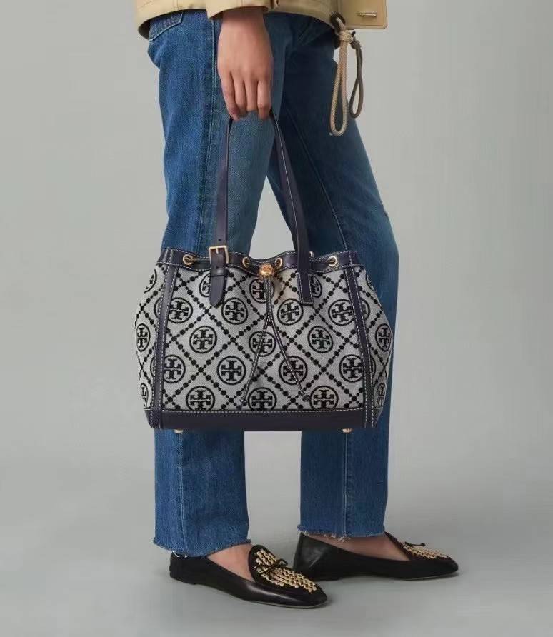 ของแท้ 💯% TORY BURCH FACTORY MONOGRAM JACQUARD TOTE BAG กระเป๋าถือหรือสะพายรุ่นล่าสุดดีไซน์ยอดนิยมจาก TORY BURCH FACTORY OUTLET