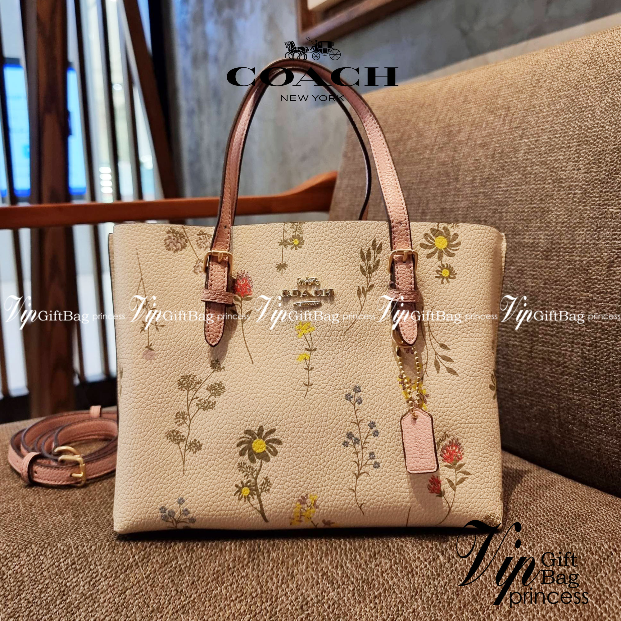 COACH C4084 MOLLIE TOTE 25 WITH SPACED WILDFLOWER PRINT ดีไซน์ใหม่ล่าสุด กระเป๋าโท้ทไซส์เล็กที่สาวๆต่างก็ต้องปักใจรัก รอบนี้น้องถูกเติมแต่งลวดลายดอกไม้ เพิ่มดีเทลความน่าใช้ไปอีก วัสดุหนัง pepble เรียบหรูดูดีม้าก!! ภายในโล่งกว้าง มีช่องซิปกลางใส่ของได้ ขนา
