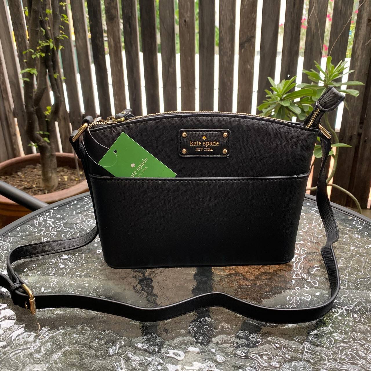 ของแท้ 💯% Kate spade กระเป๋าcrossbodyทรงพัด หนังอยู่ทรง ด้านหน้ามีช่องเอนกประสงค์1ช่องประดับด้วยป้ายโลโก้แบรนด์ตัวหนังสือสีทอง