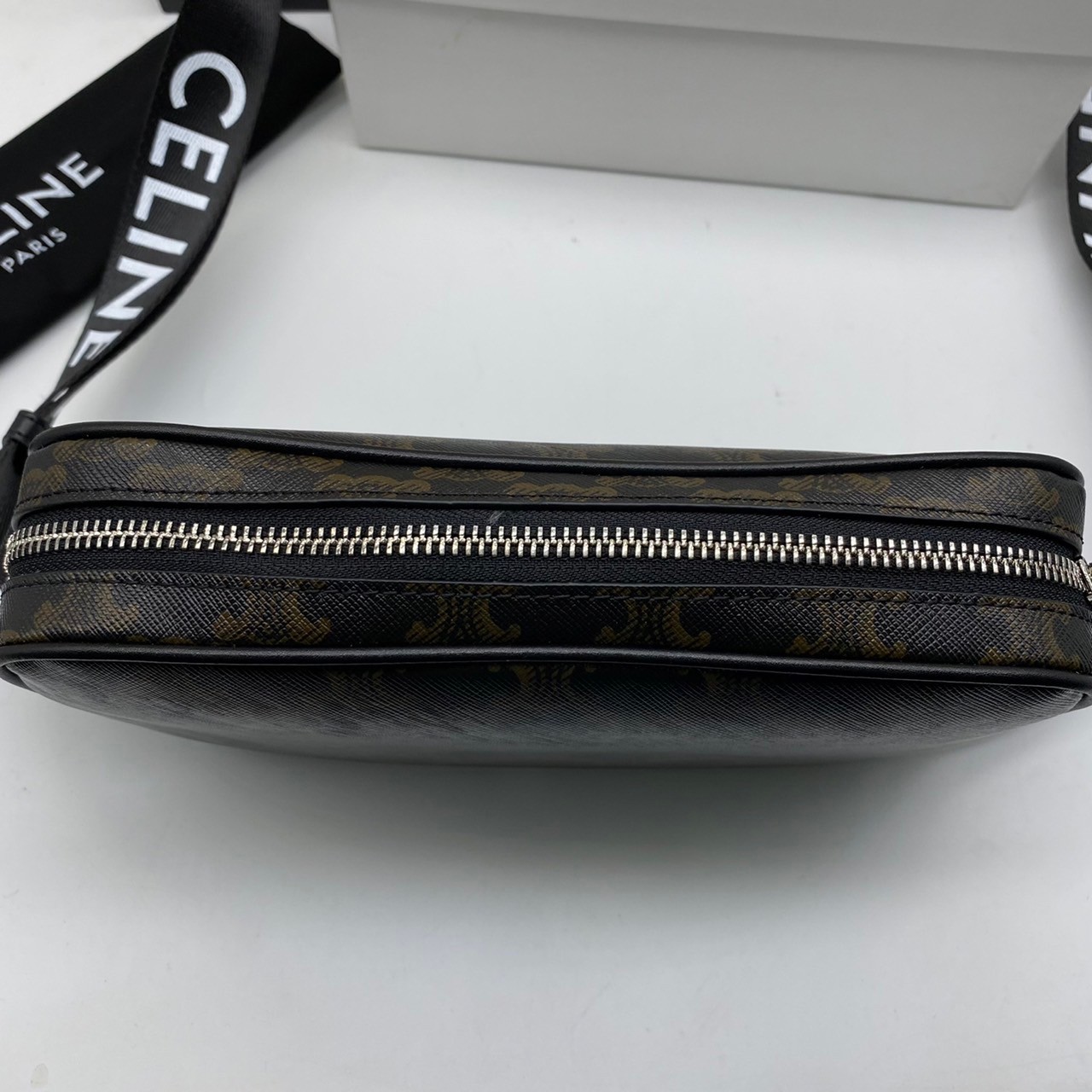 CELINE Medium Messenger bag in Triomphe Canvas / Celine Camera Bag กระเป๋าทรงครอสบอดี้ ใช้ได้ทั้งชายหญิง ขนาดกลางกำลังดี น้ำหนักเบา รูปทรงใช้งานง่าย ภาพสินค้าถ่ายจากงานขายจริง ใช้งานต่างประเทศได้