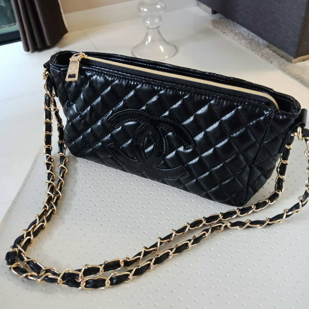 New Arrival 2018!!! Chanel Cosmetic Cluth Bag With Chain กระเป๋าทรงสวยหรู อะไหล่ทองจาก Chanel Cosmetic Counter VIP Gift วัสดุหนังสังเคราะห์ PU เต็มใบ เปิดปิดด้วยซิปปั้มหัวซิปแบรนด์ ซับในสกรีนโลโก้ ภายในกว้างใส่กระเป๋าสตางค์ใบยาว iphone เครื่องสำอาง มาพร้อ