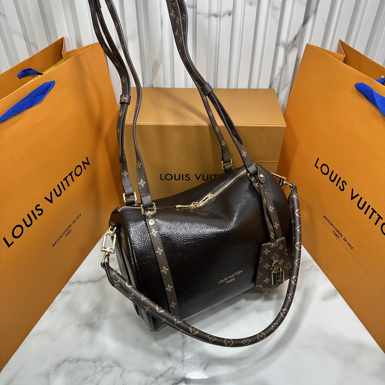 ORI หนังแท้ | LV Express PM Bag 25cm กระเป๋าสะพายทรงหมอนสปีดี้ดีไซน์ใหม่ล่าสุด โฉบเฉี่ยว แต่งคาดหน้าโมโนแกรมโดดเด่น ตัวกระเป๋าสีพื้นตัดกันอย่างลงตัว พร้อมหูแบบจับยาวถอดได้จะถือหรือคล้องไหล่ก็เก๋